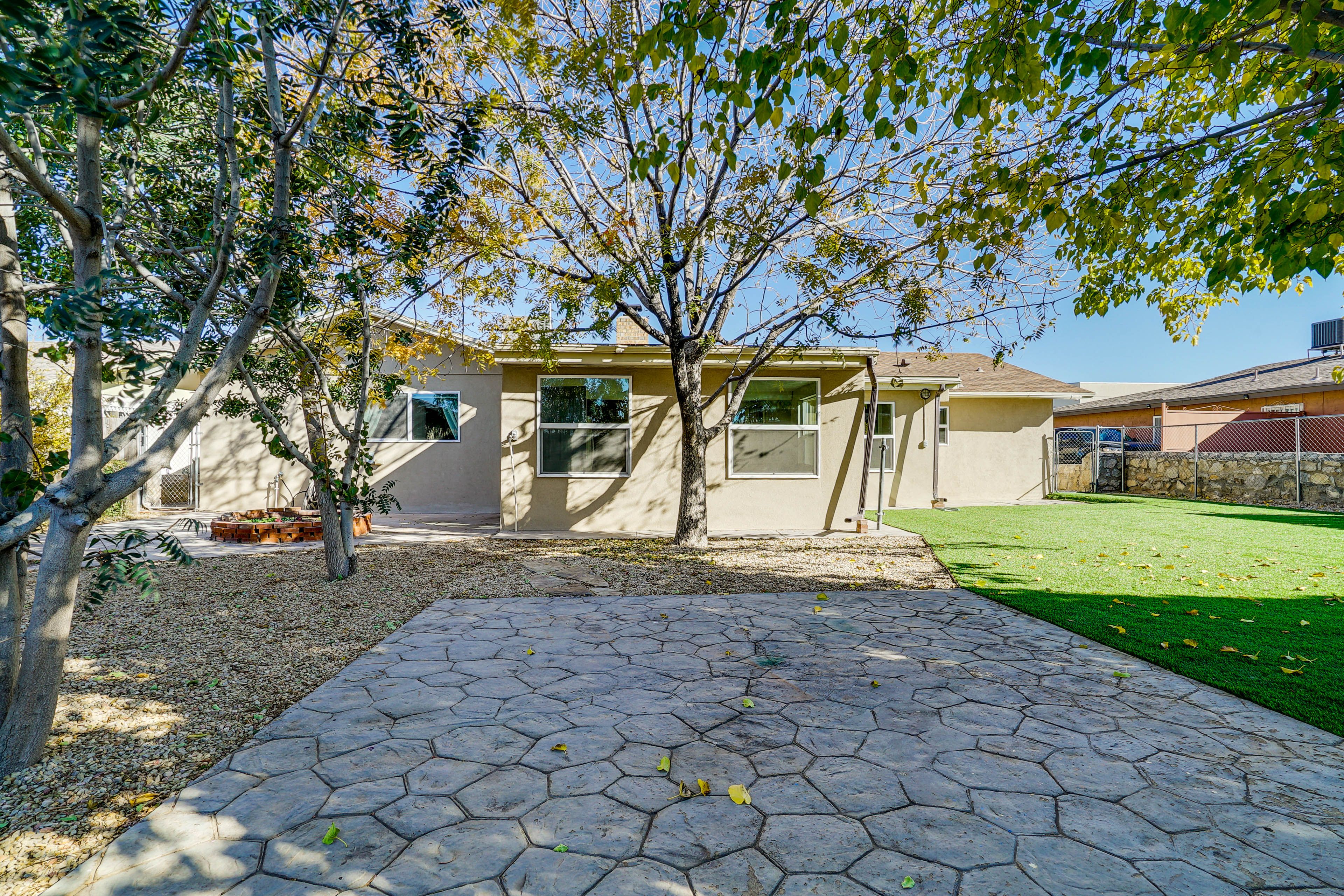 Fenced Backyard | Fire Pit (Wood Provided)