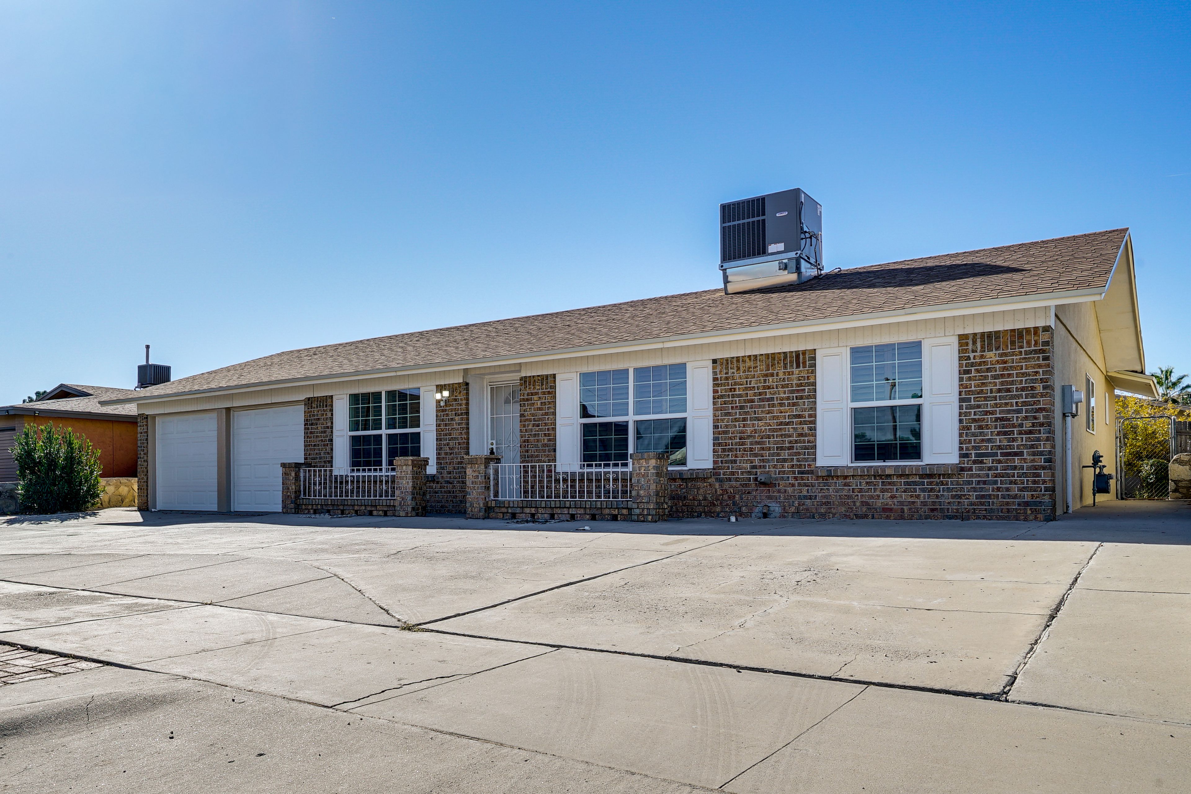 Parking | Driveway (4 Vehicles)