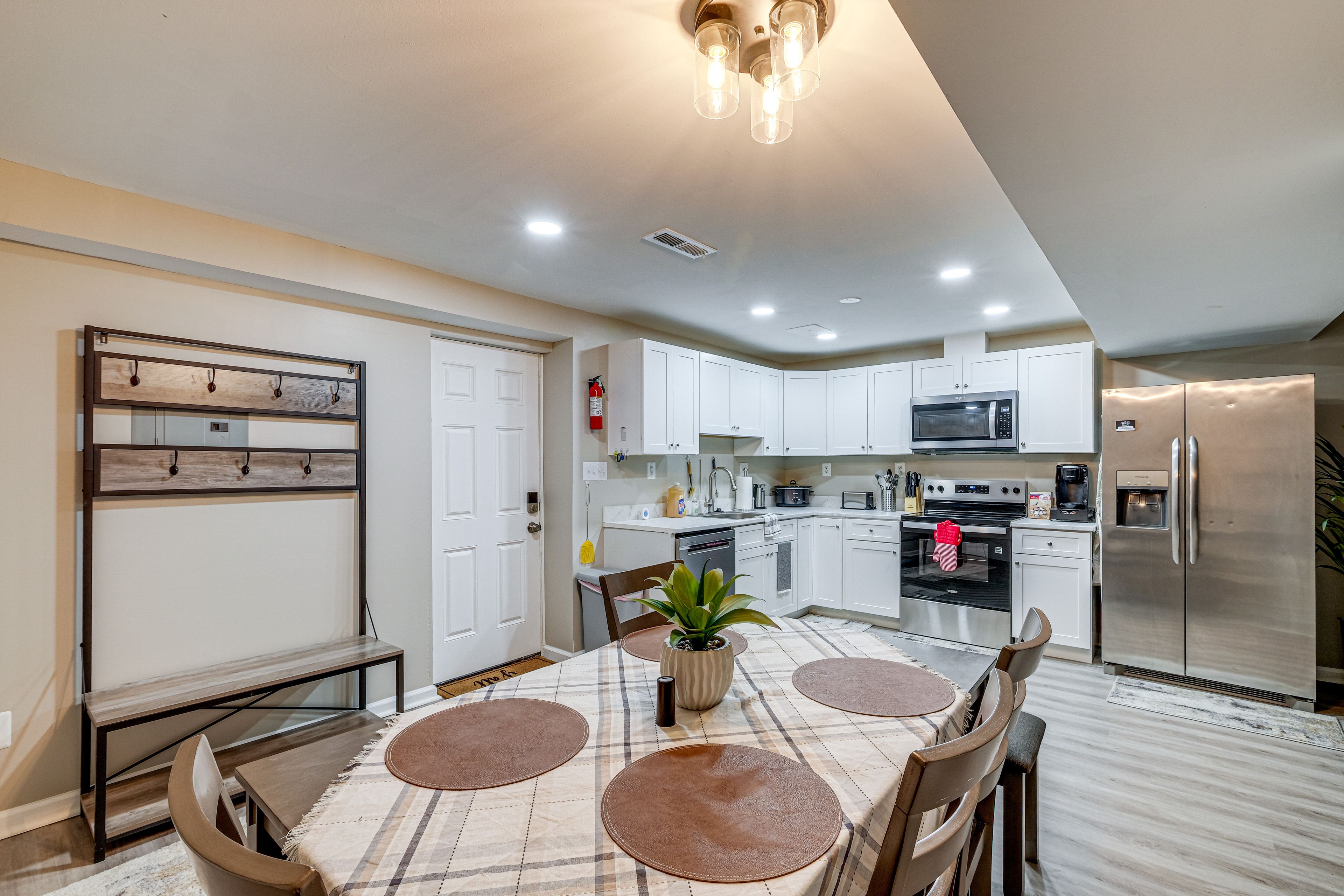 Dining Table | Dishware & Flatware