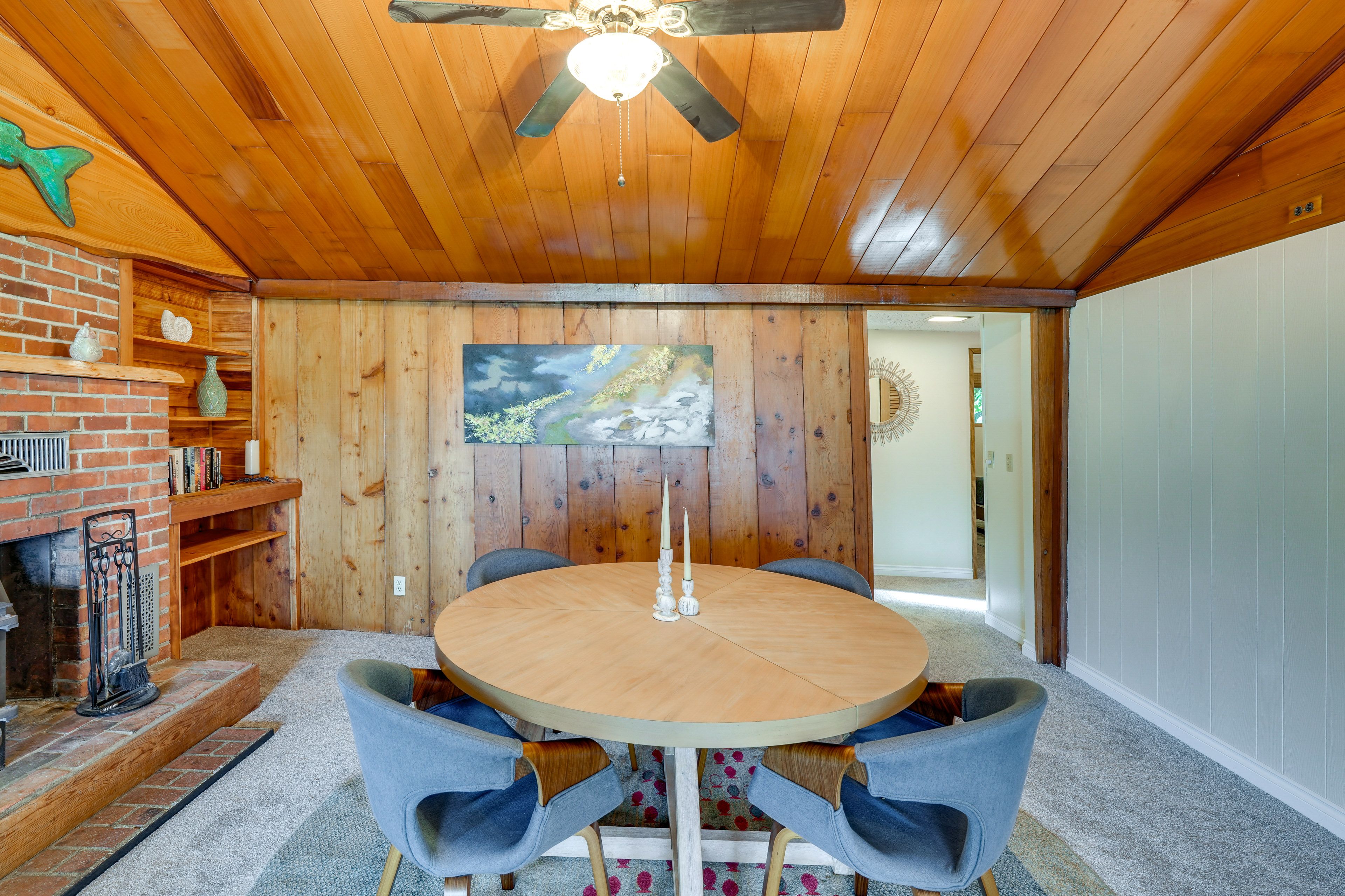 Dining Area | Dishware/Flatware Provided