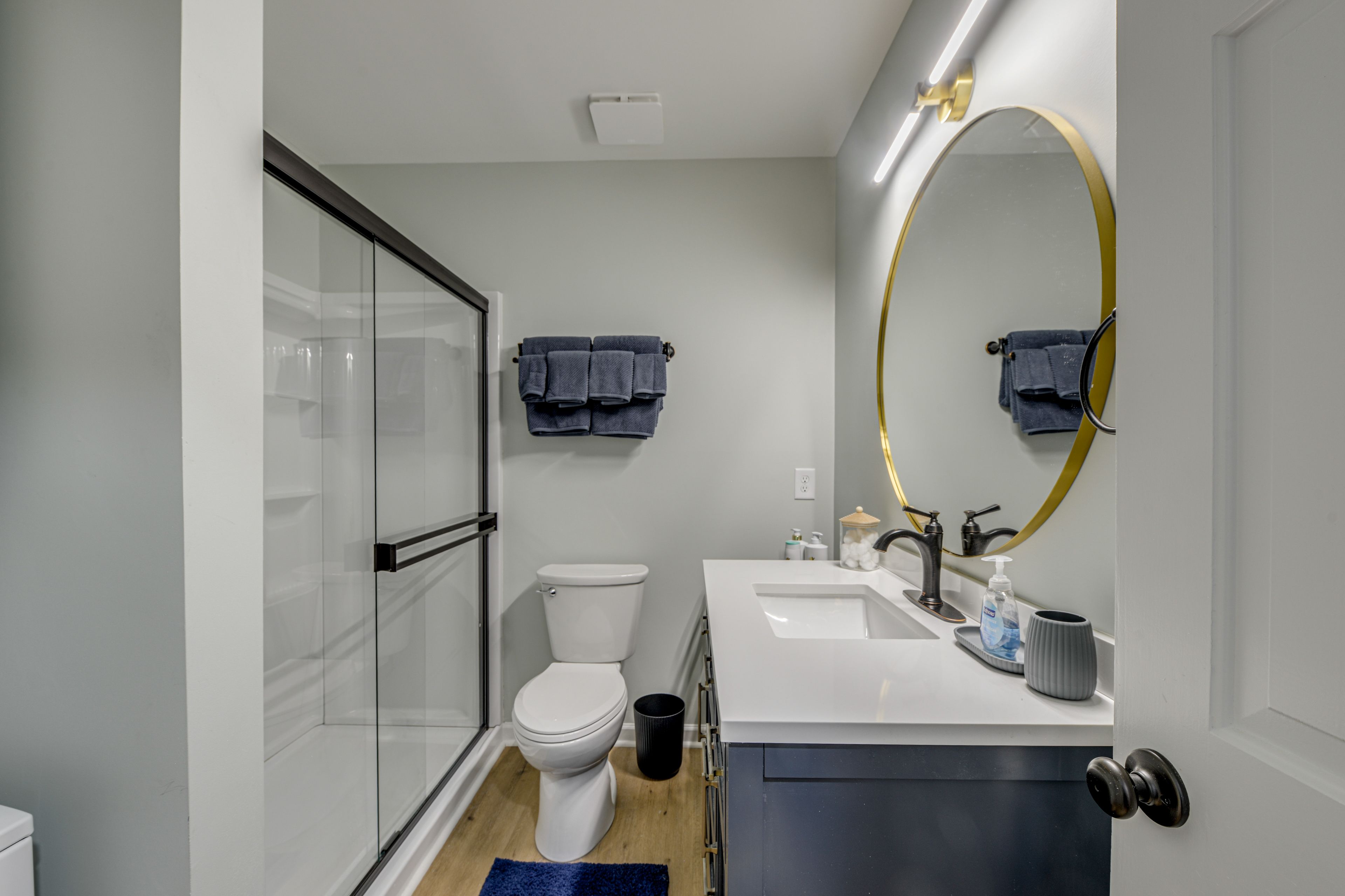 Full Bathroom | 2nd Floor