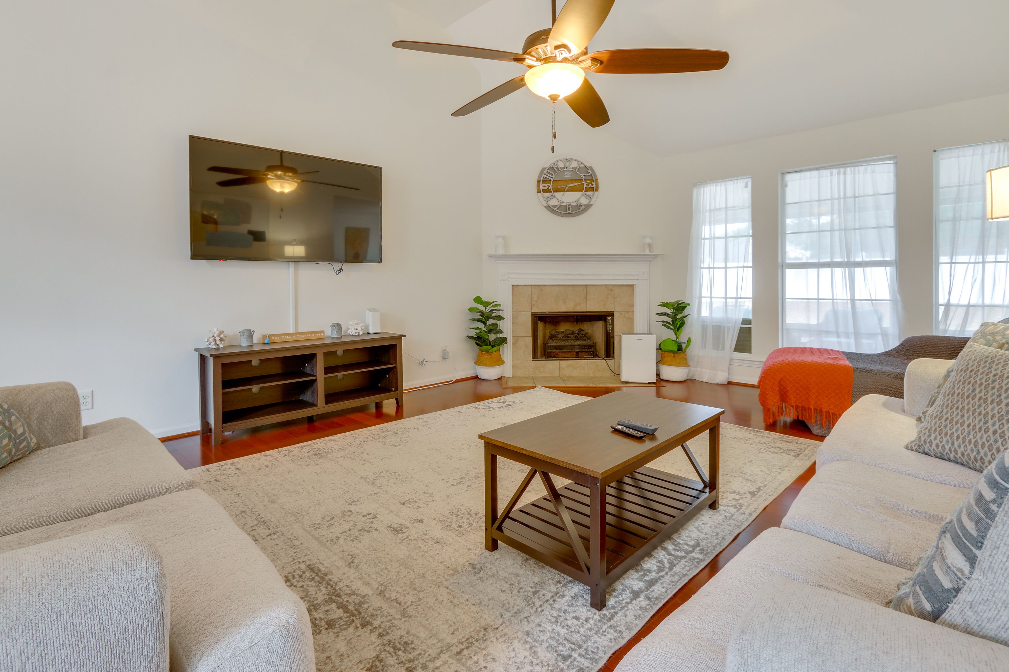 Living Room | Smart TV | Free WiFi | Central A/C & Heat