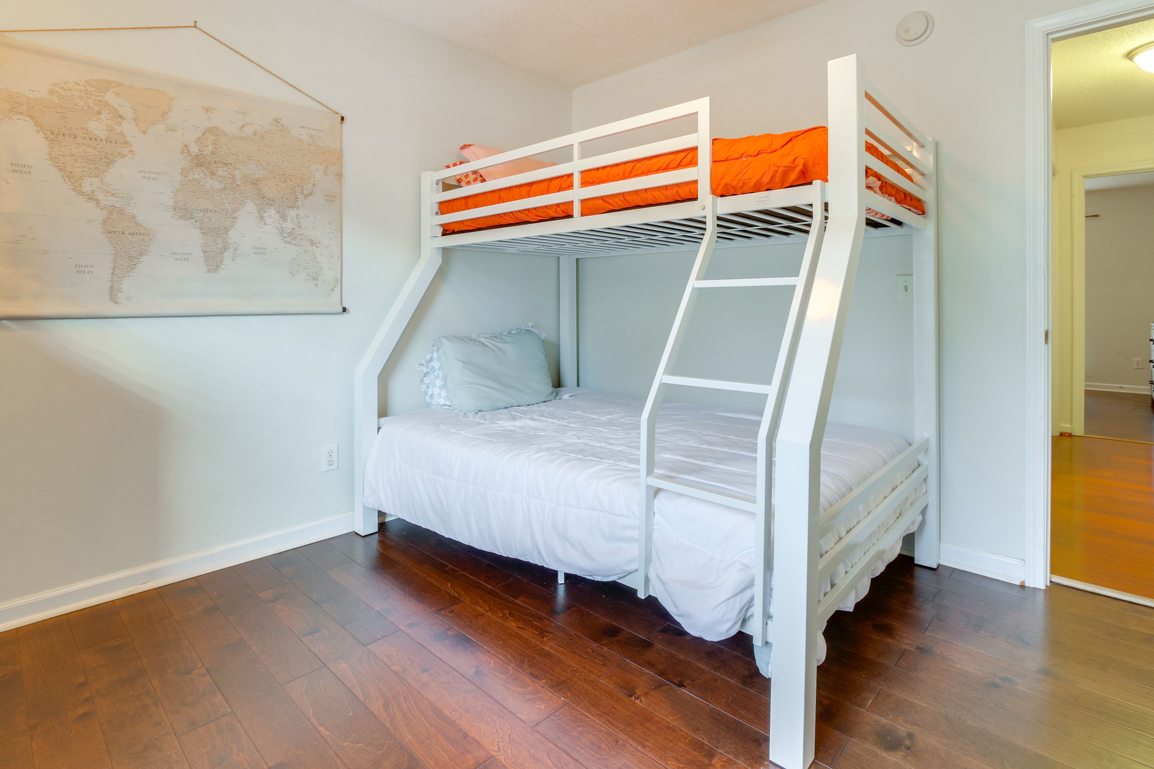 Bedroom 2 | Twin/Full Bunk Bed