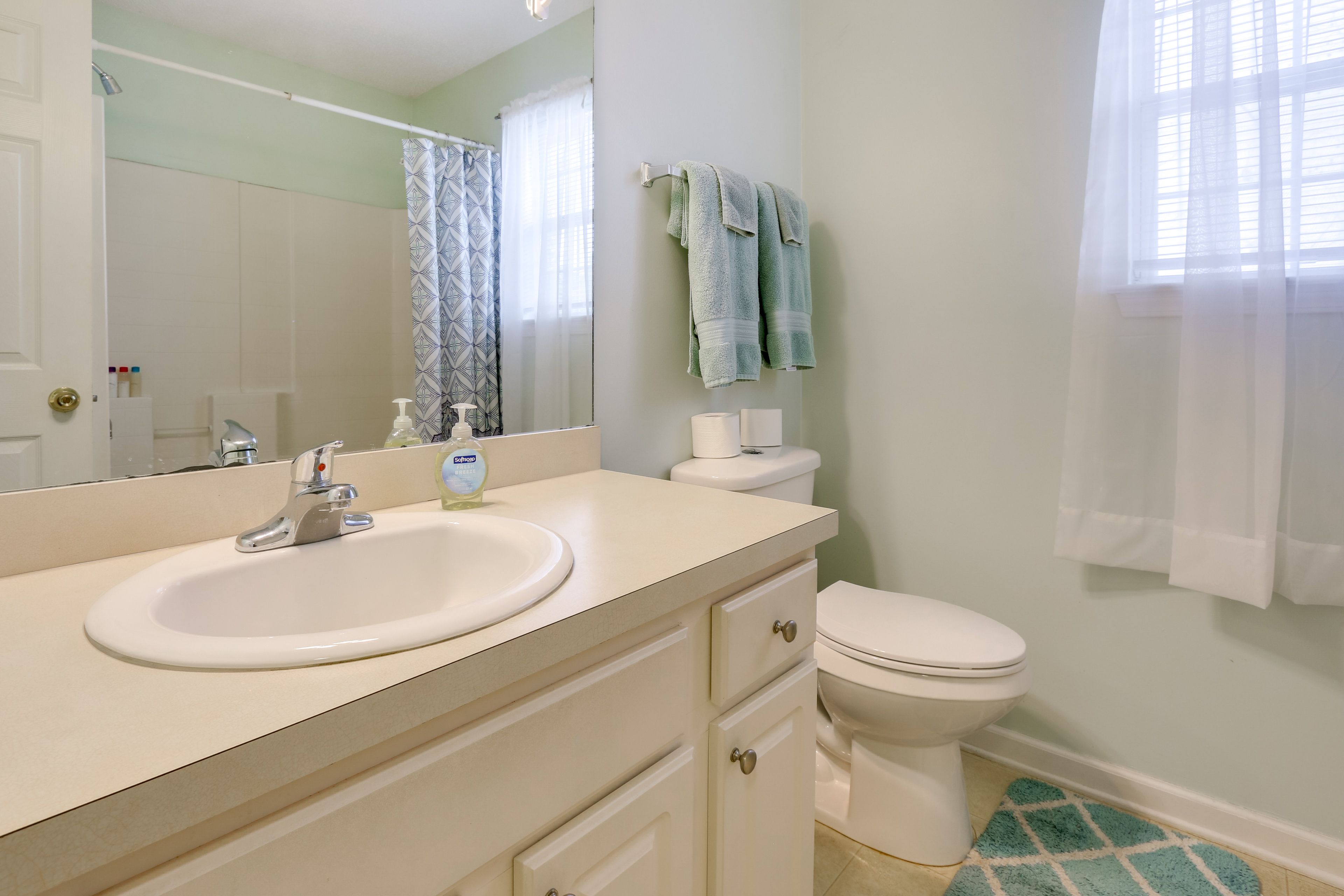 Full Bathroom | Complimentary Toiletries