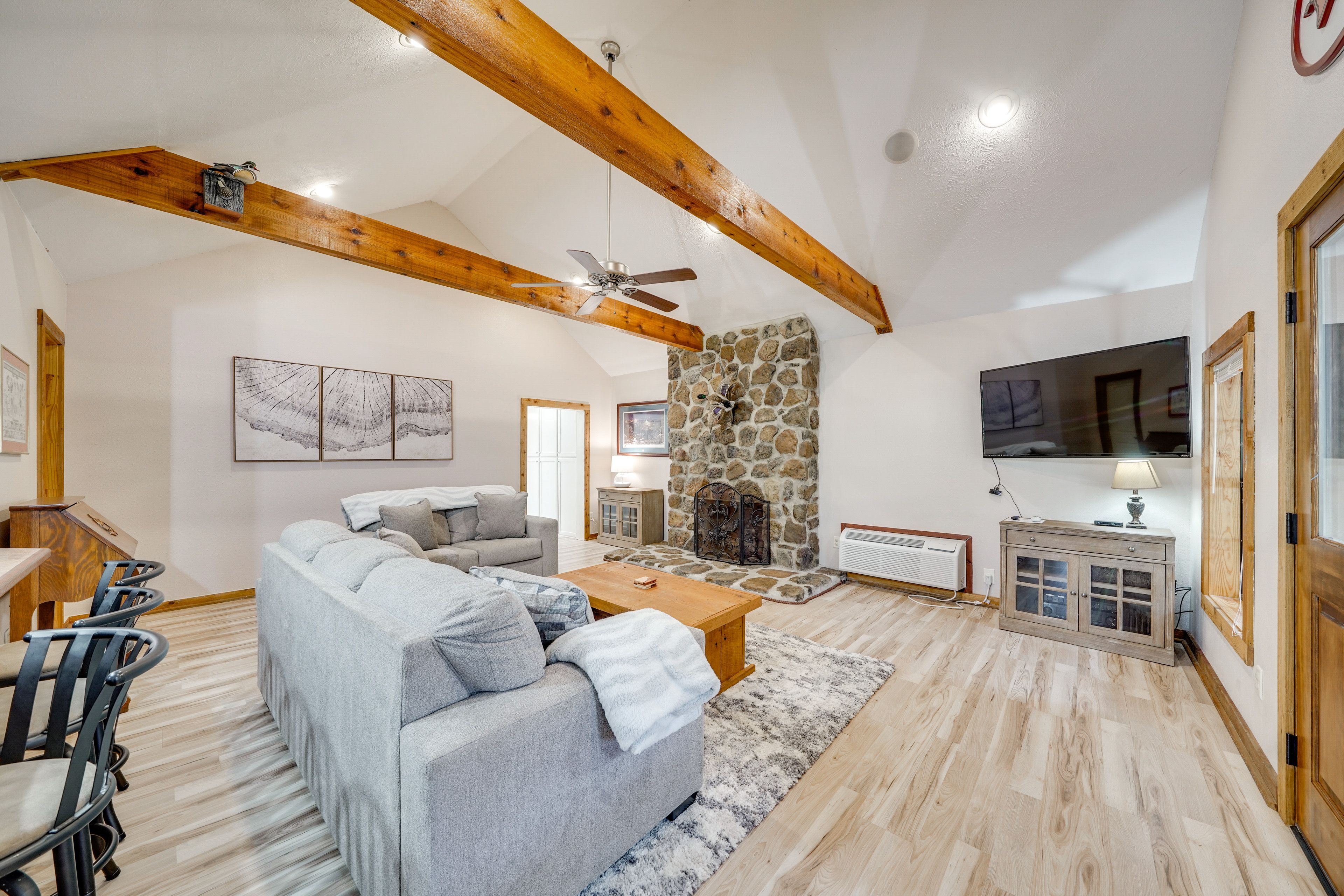 Living Room | Full Sleeper Sofa | Flat-Screen TV | Free WiFi