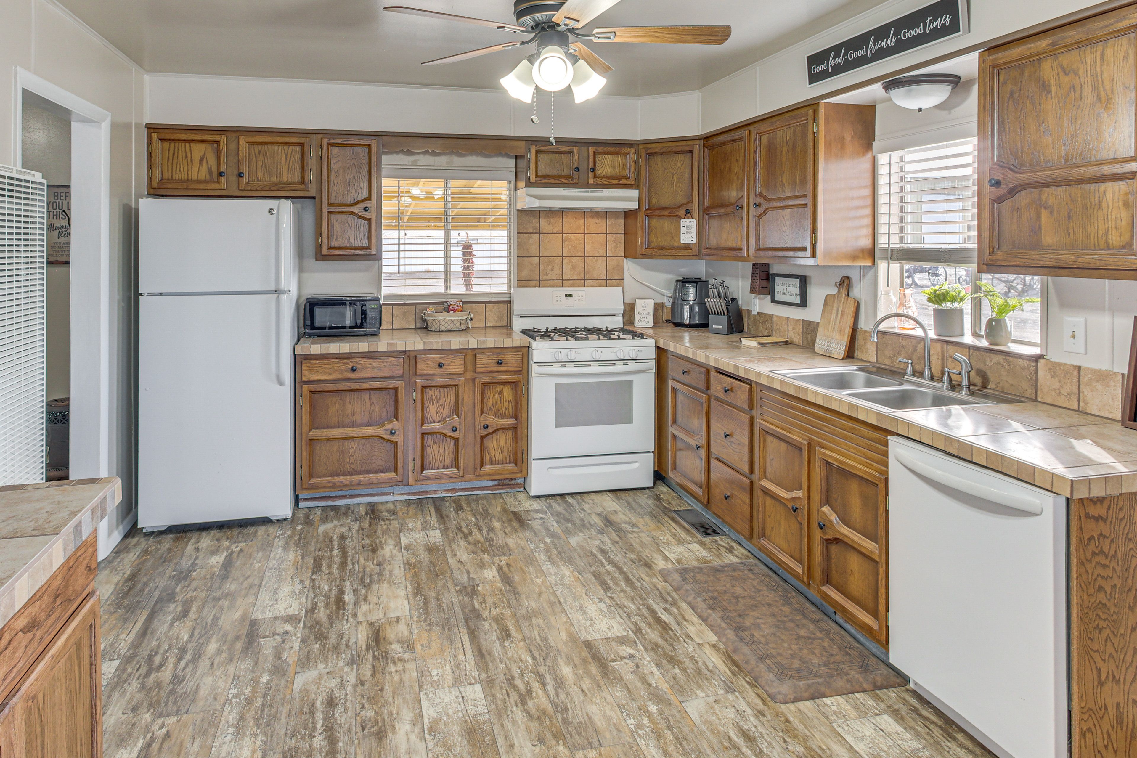 Kitchen | Keurig & Drip Coffee Maker Combo | Air Fryer | Hand Mixer | Crockpot