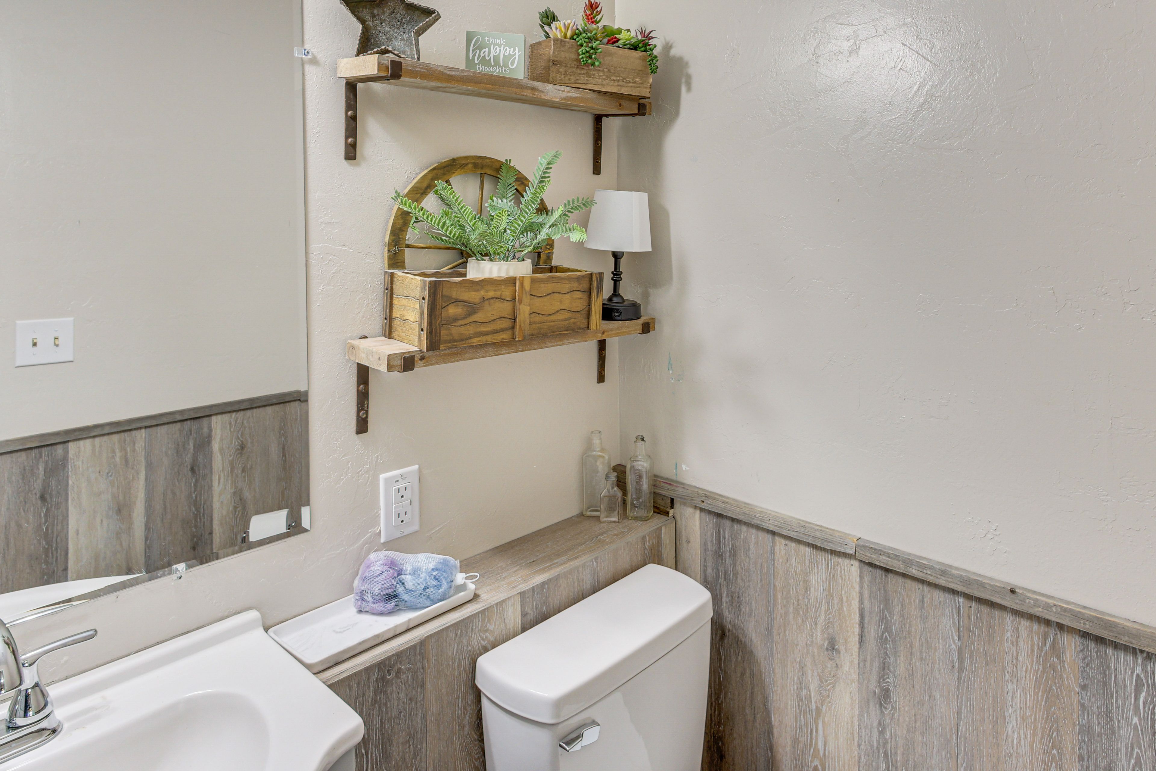 Full Bathroom | Complimentary Toiletries | Hair Dryer | Shower/Tub Combo