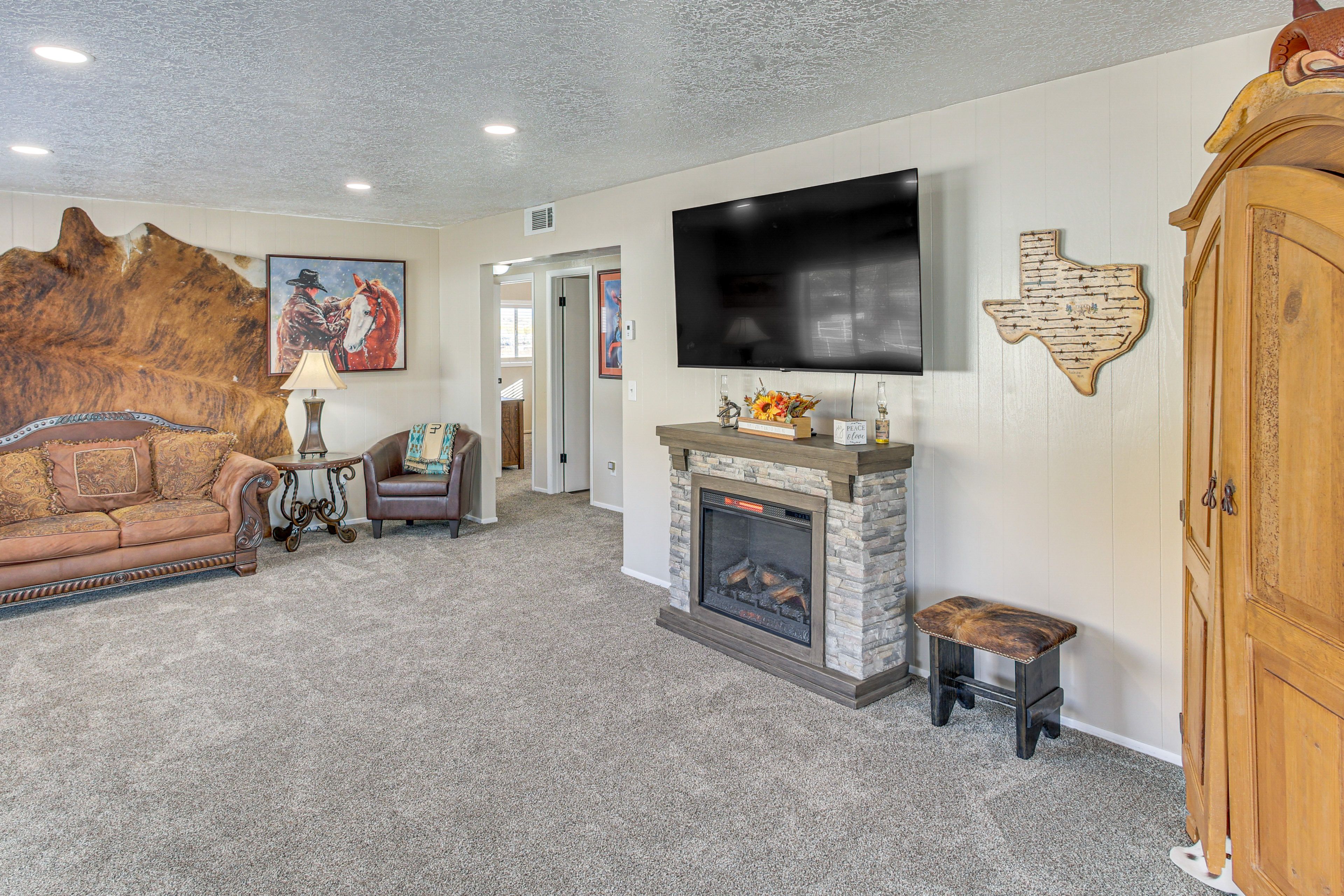 Living Room | Free WiFi | Smart TV | Electric Fireplace | Single-Story Home