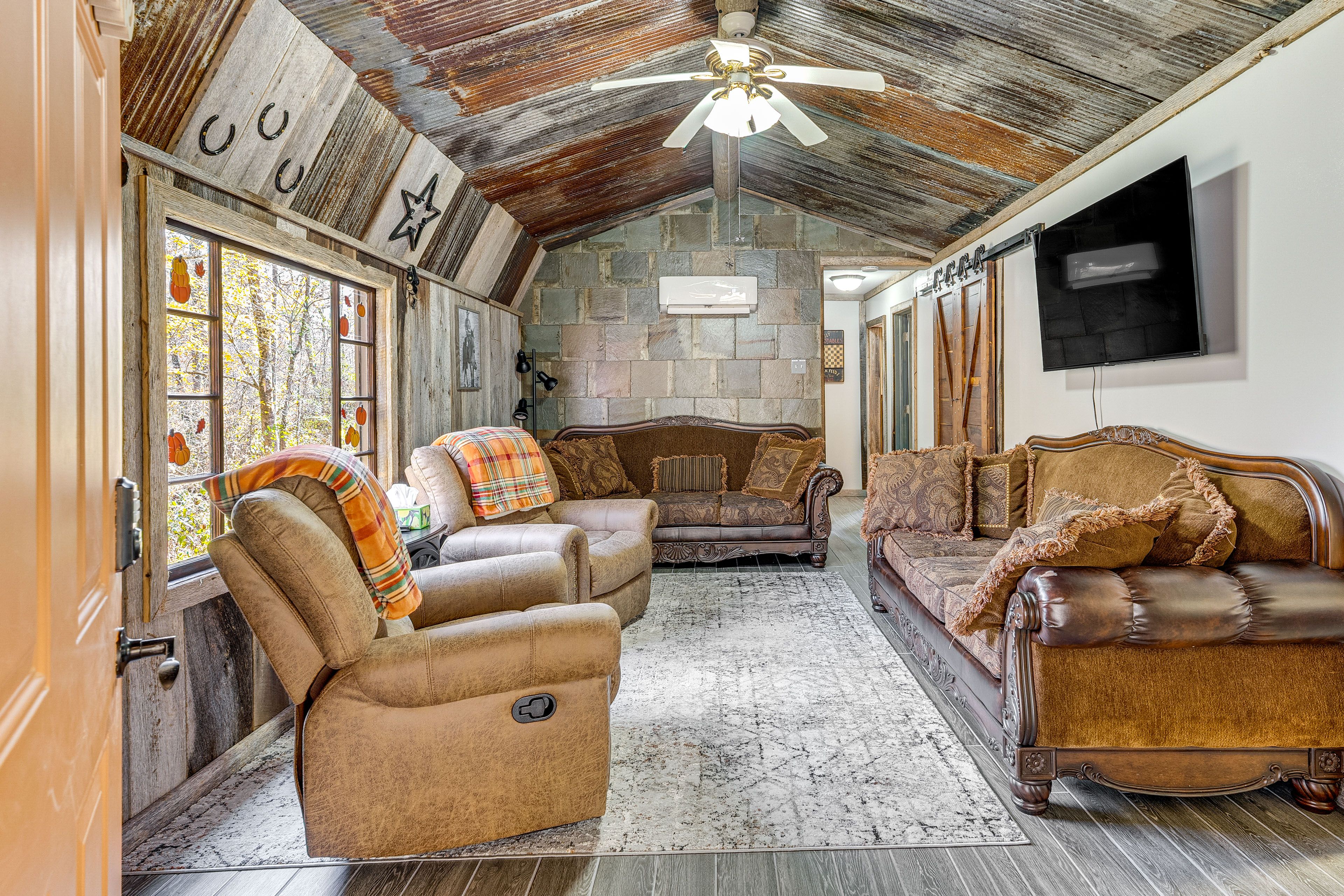 Living Room | Smart TV | Free WiFi | Single-Story Cabin