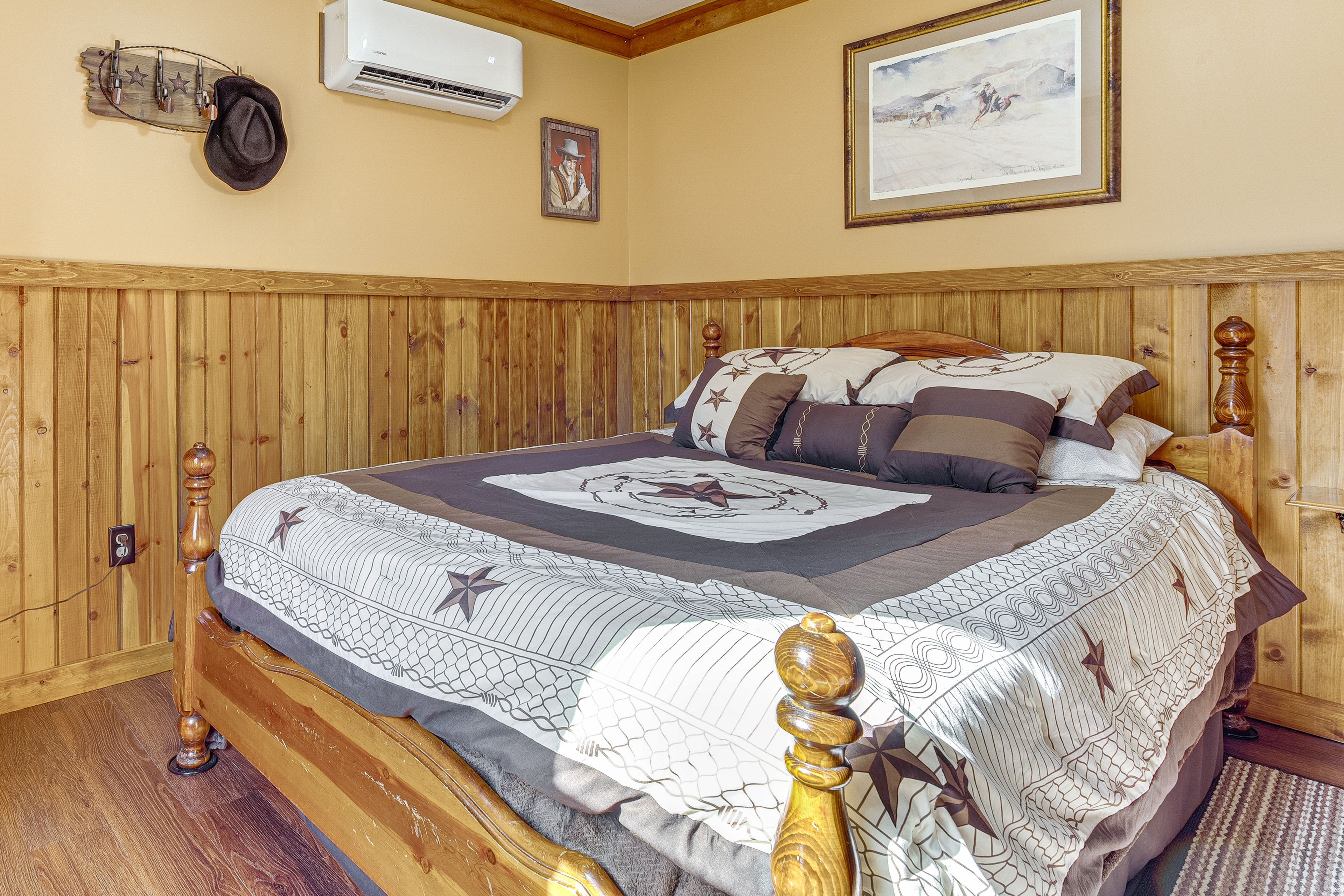 Bedroom 1 | Queen Bed