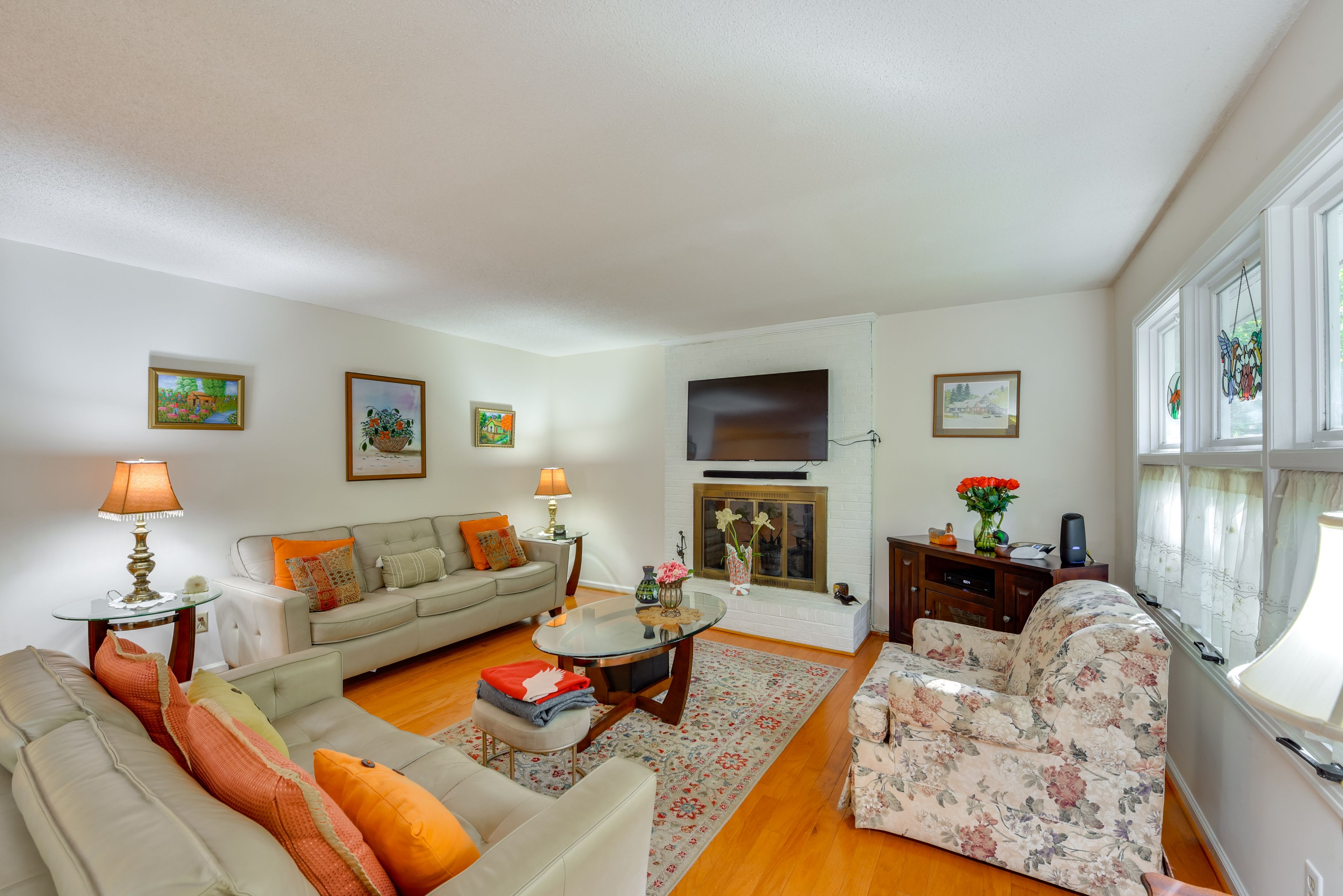 Living Room | Free WiFi | Central Heating & A/C | Smart TV