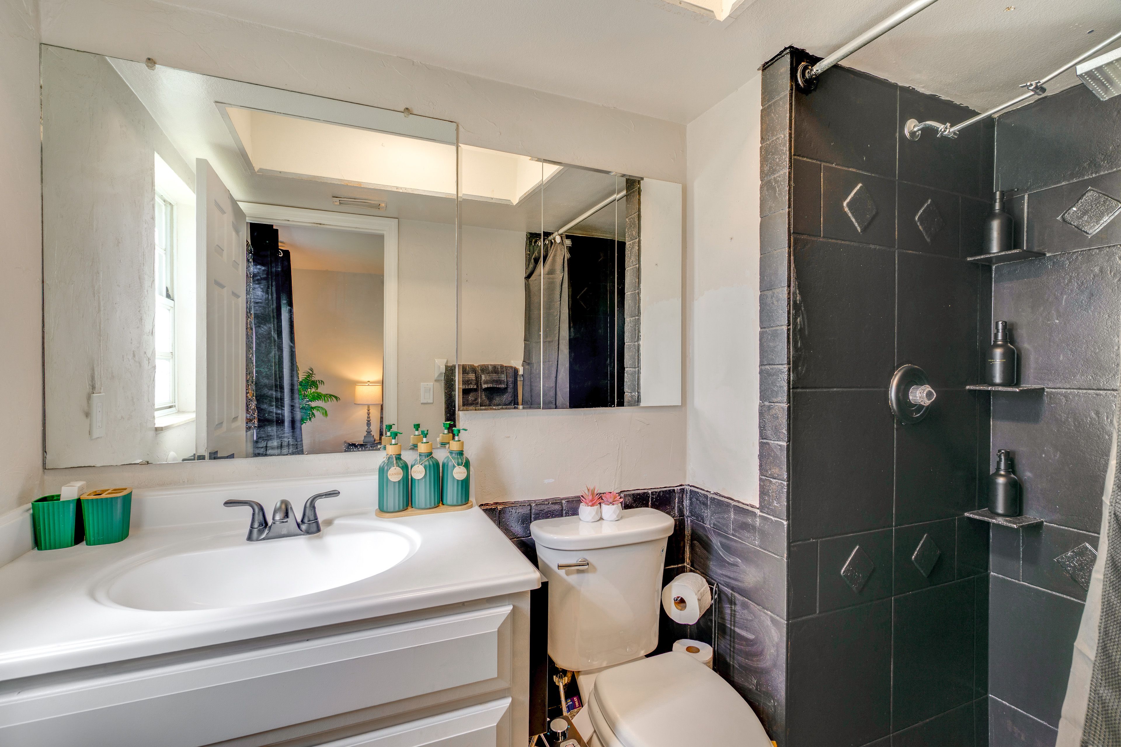 Full Bathroom | Complimentary Toiletries | Towels Provided