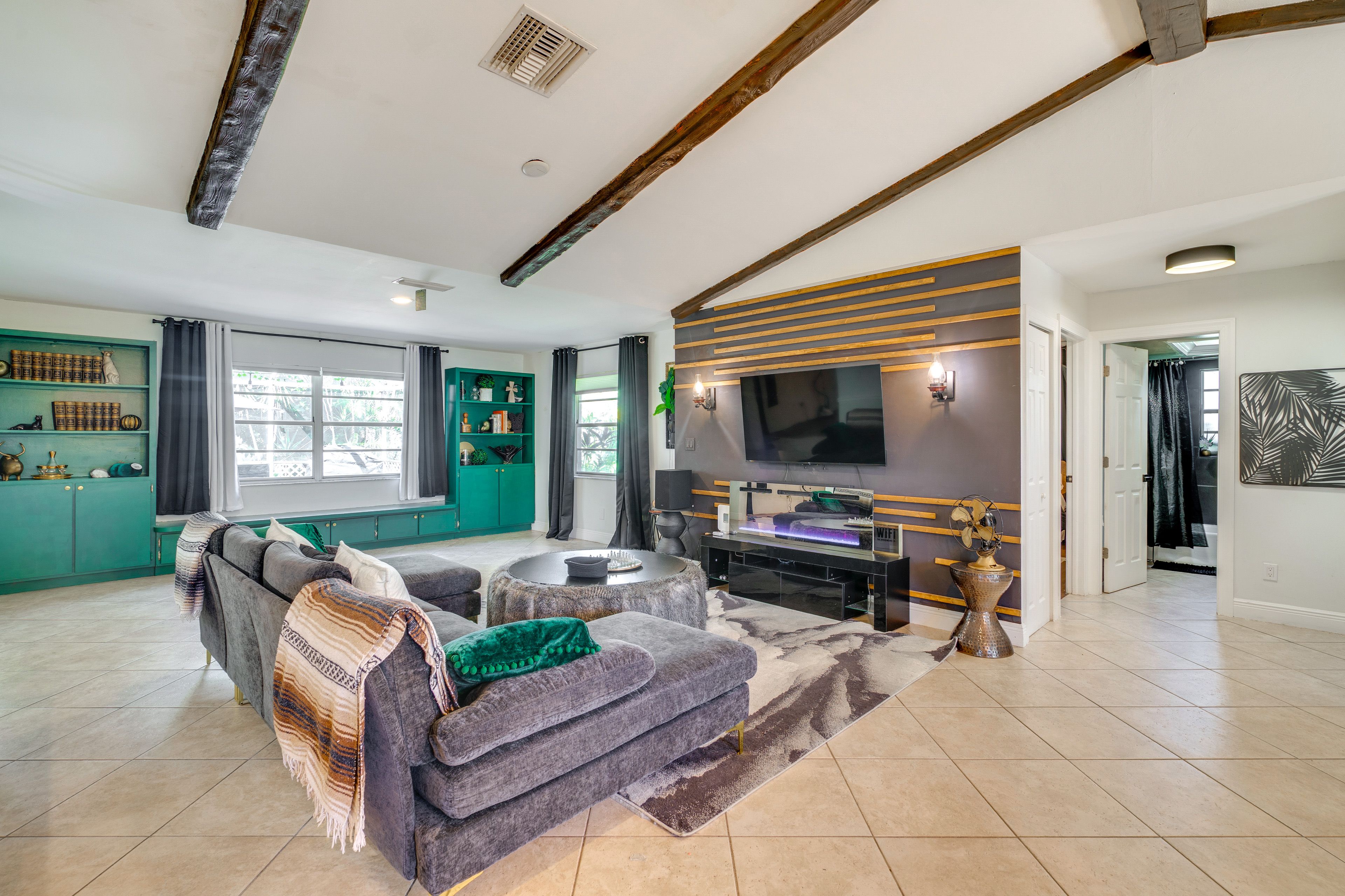 Living Room | Flat-Screen TV | Fireplace | Central Heating & A/C | Free WiFi