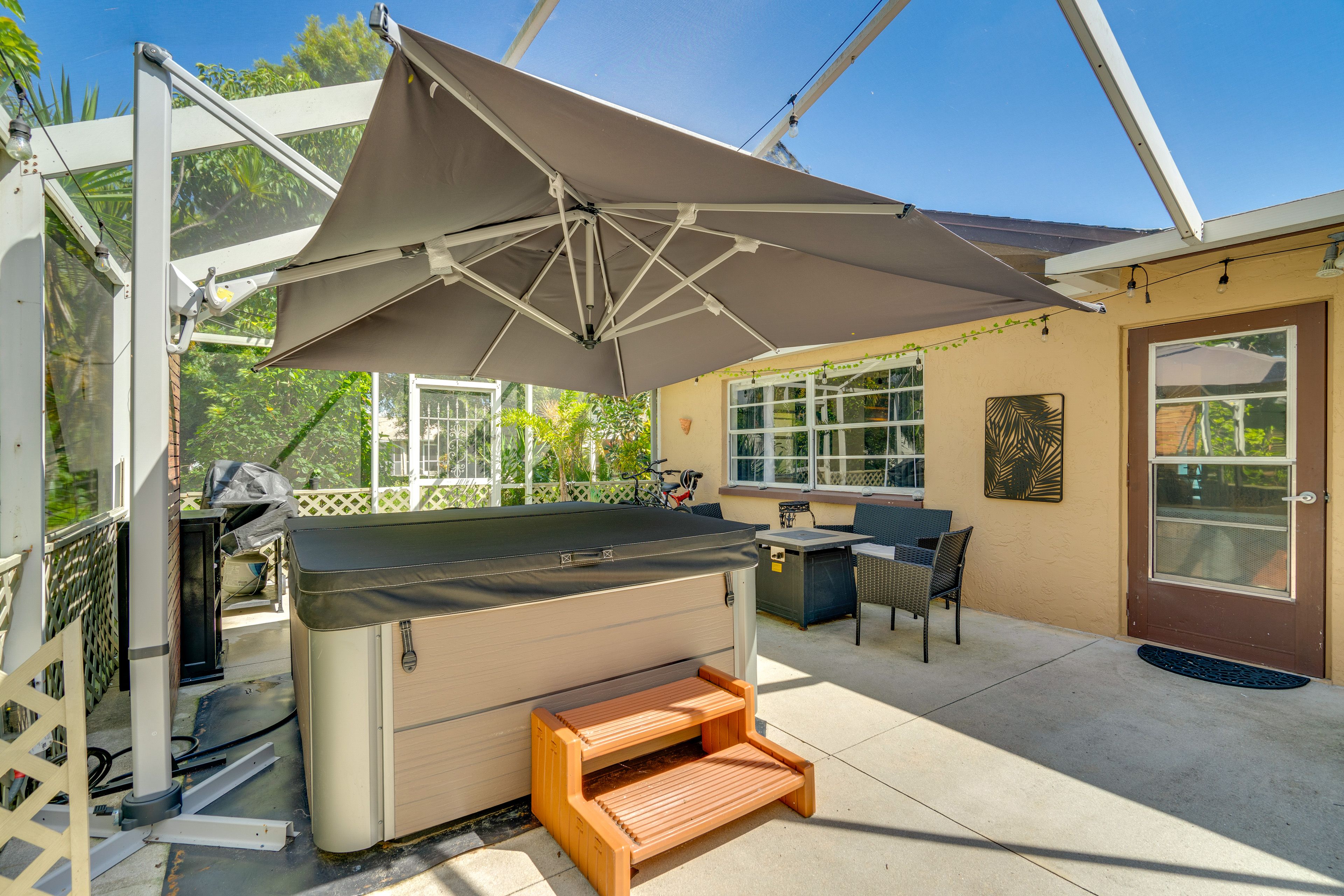 Lanai | Private Hot Tub | Gas Grill | Gas Fire Pit Table