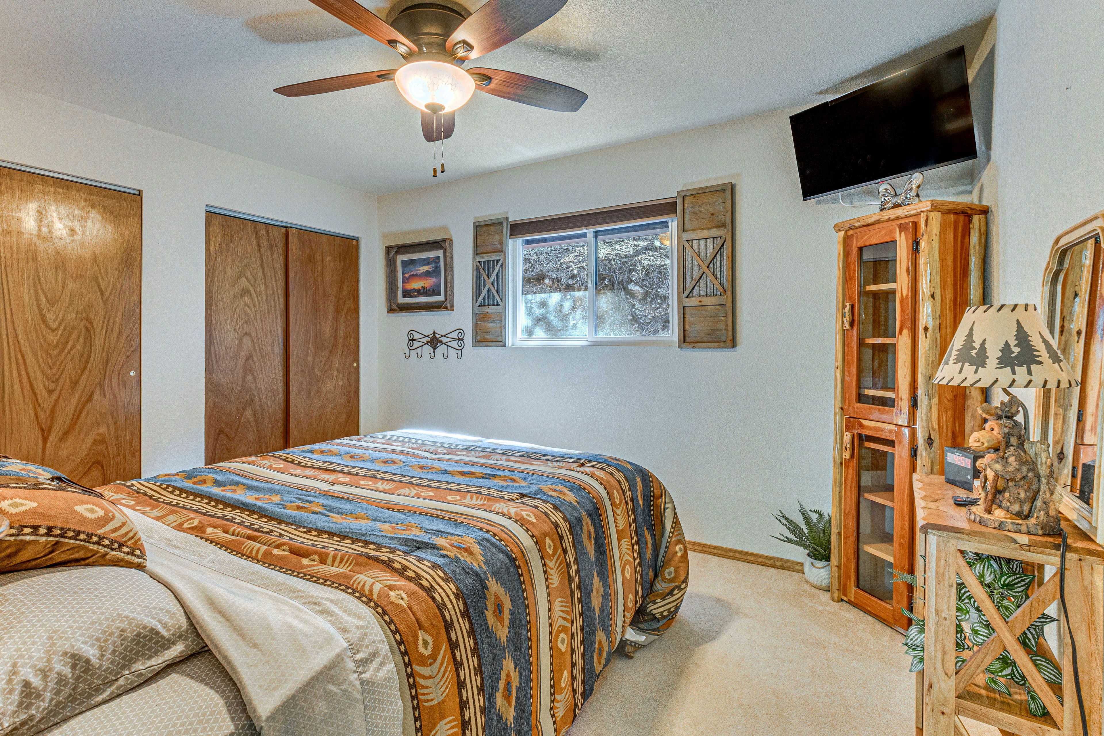 Bedroom | Queen Bed | Linens Provided | 1st Floor