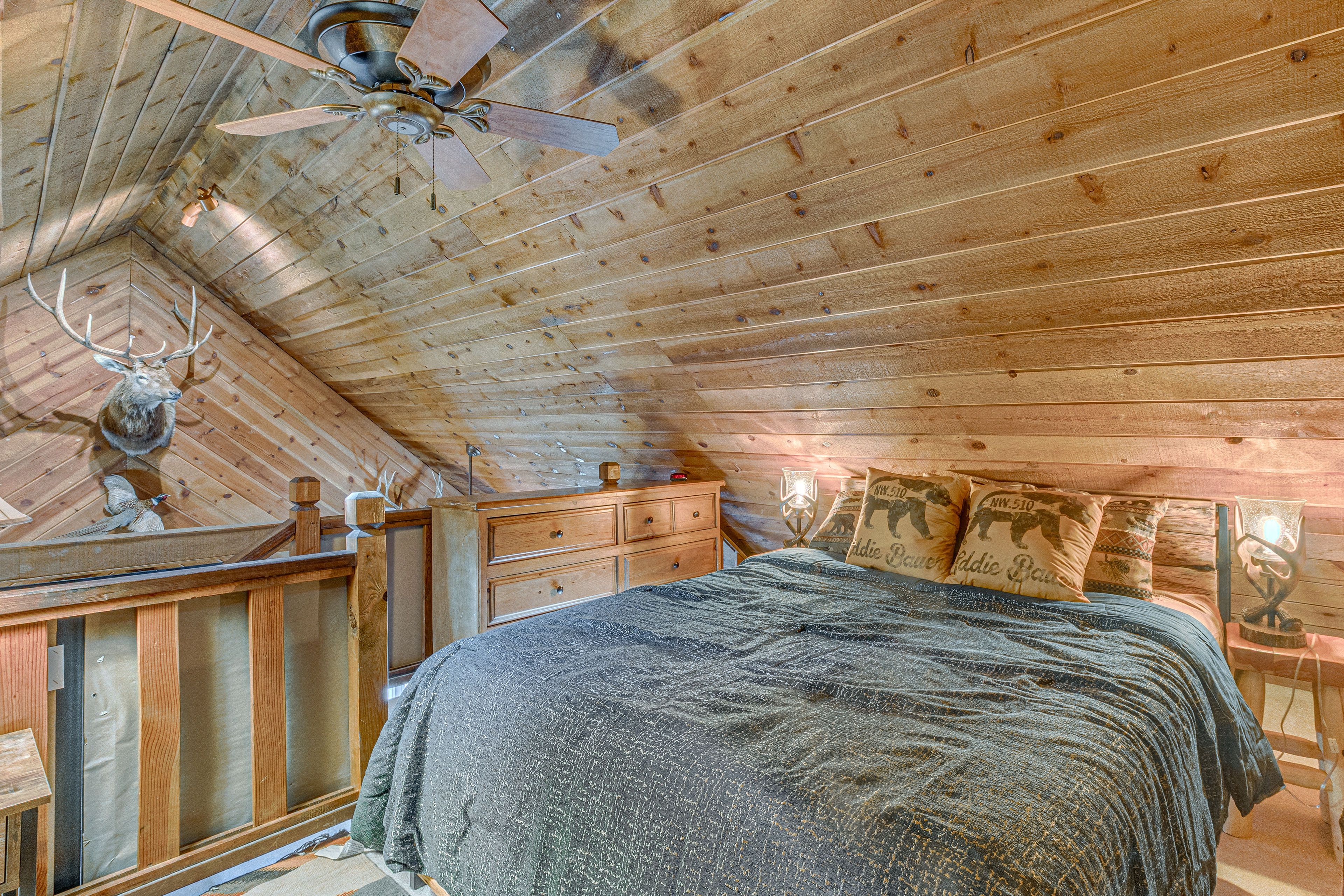 Loft | Queen Bed | 2 Twin Beds | 2nd Floor