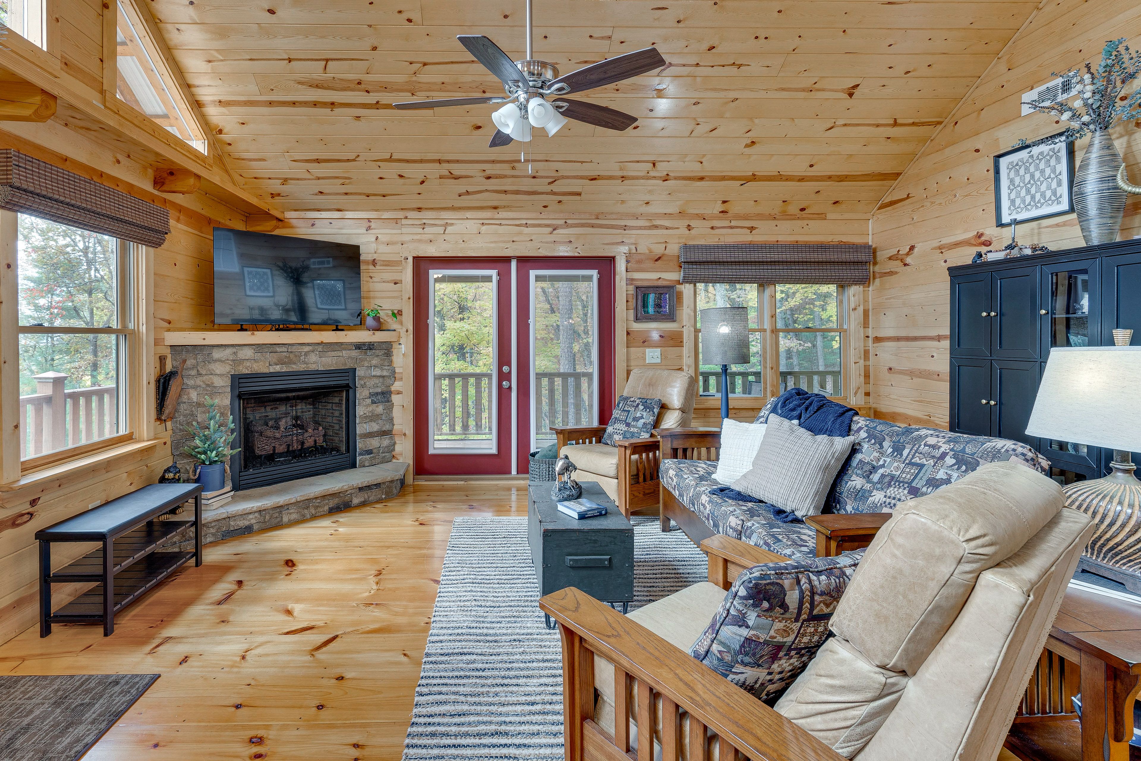 Living Room | Free WiFi | Central Heating & A/C | Smart TV | Full Sleeper Sofa