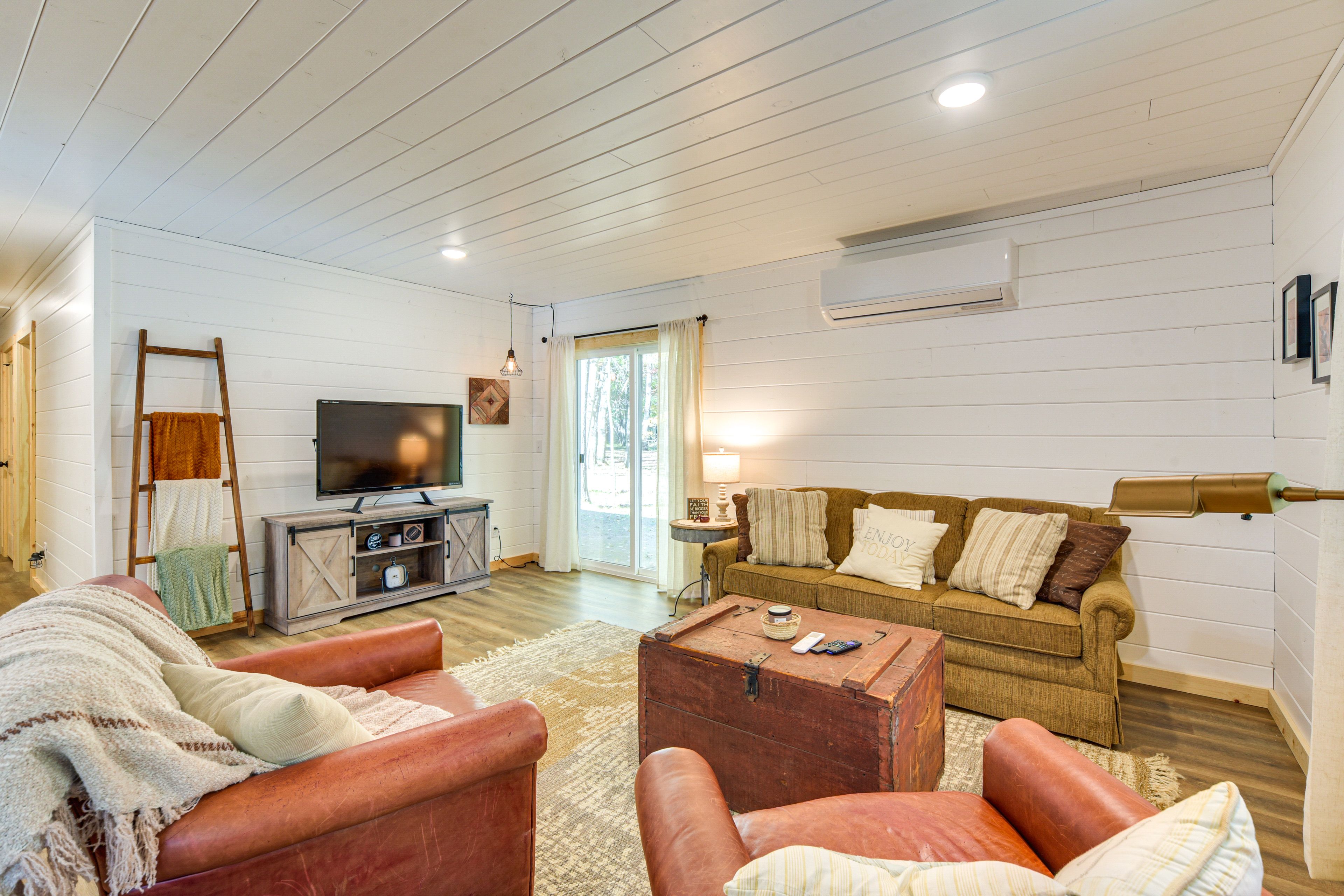 Living Room | Flat-Screen TV | Free WiFi | Mini-Split A/C | Baseboard Heating