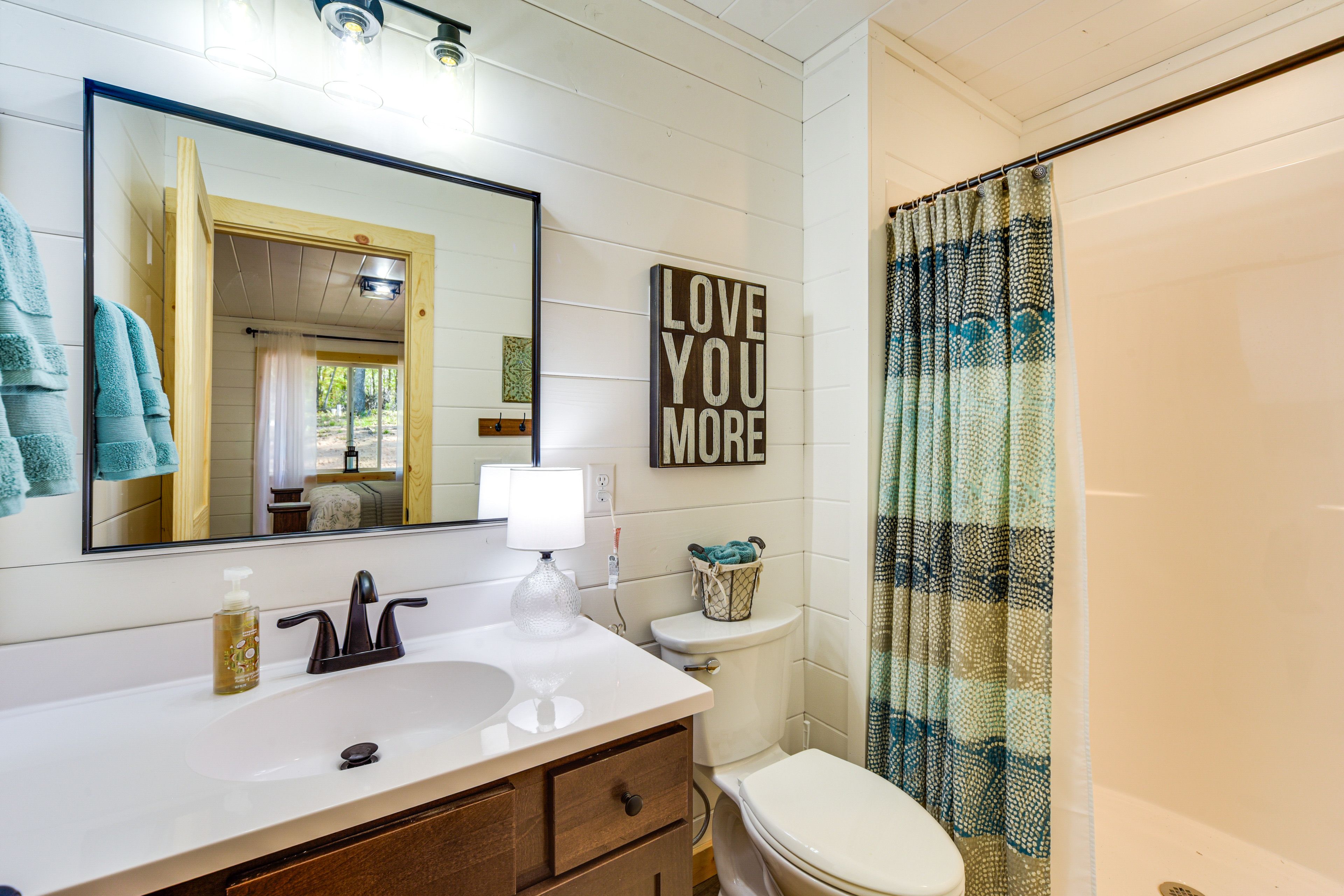 Full Bathroom | Complimentary Toiletries | Towels Provided