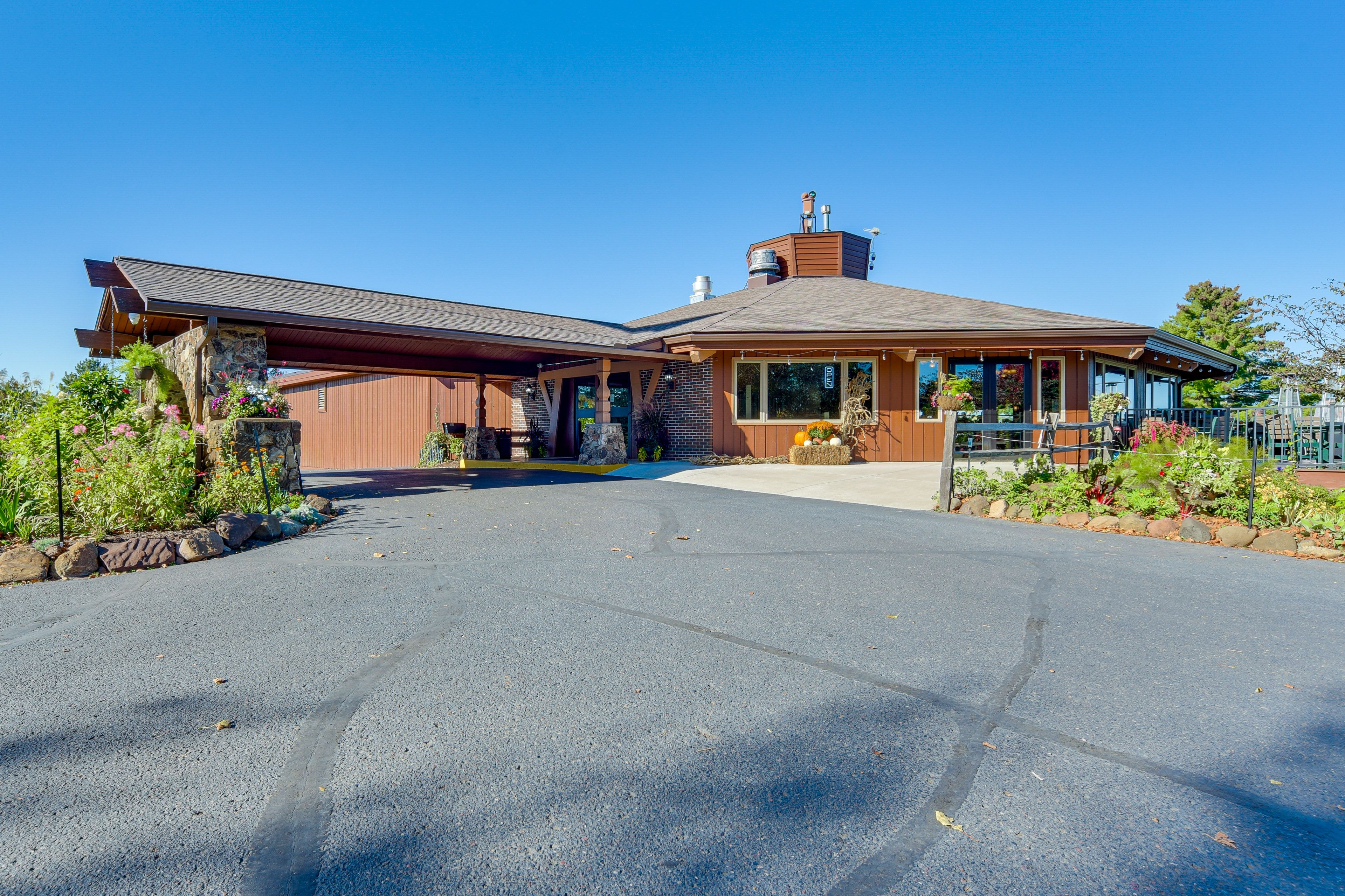 Voyage Village | Community Amenities | Mini Golf & Sports Courts | Indoor Pool