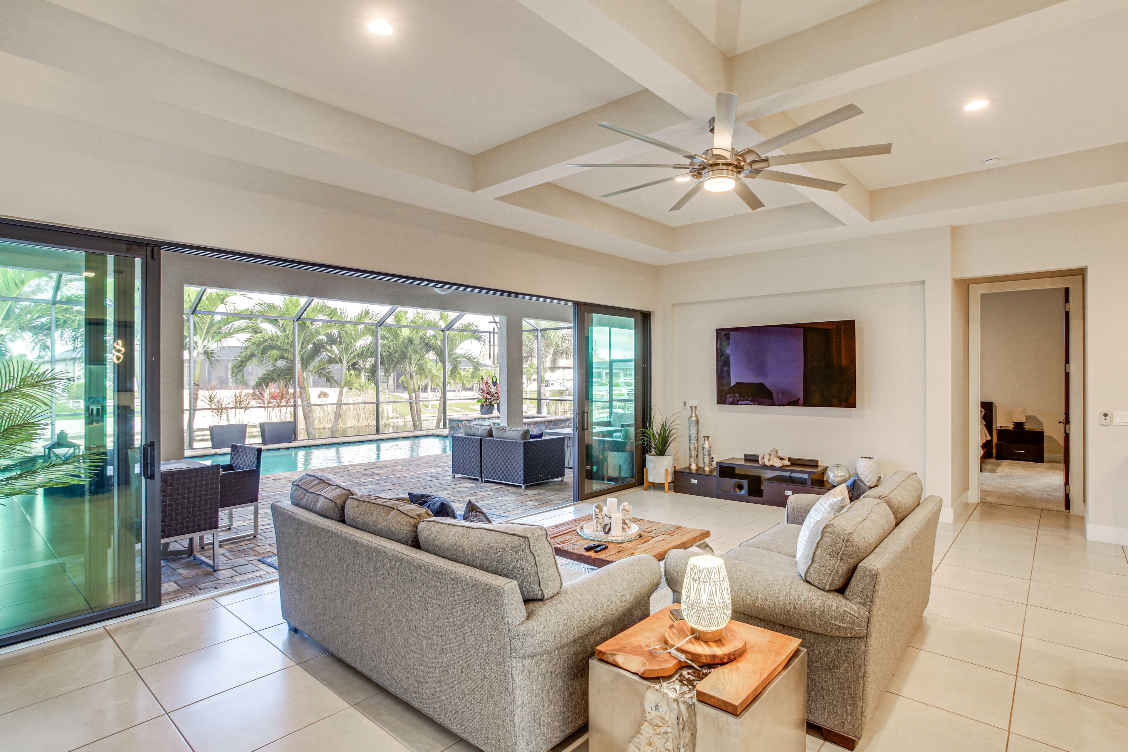 Living Room | Smart TV | Central Heating & A/C | Free WiFi