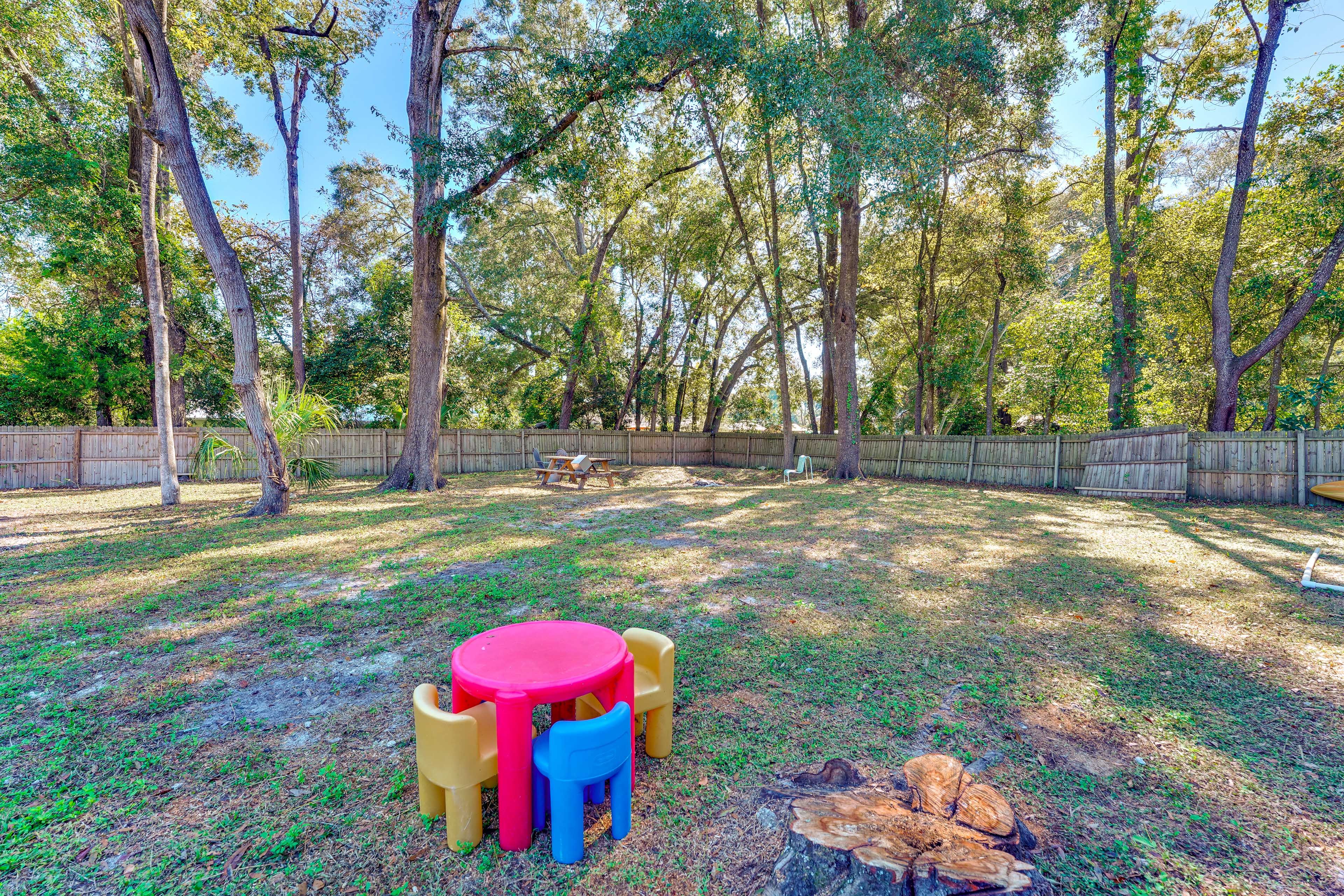 House Exterior | Fenced Backyard w/ Games | Fire Pit | Picnic Table | Gas Grill