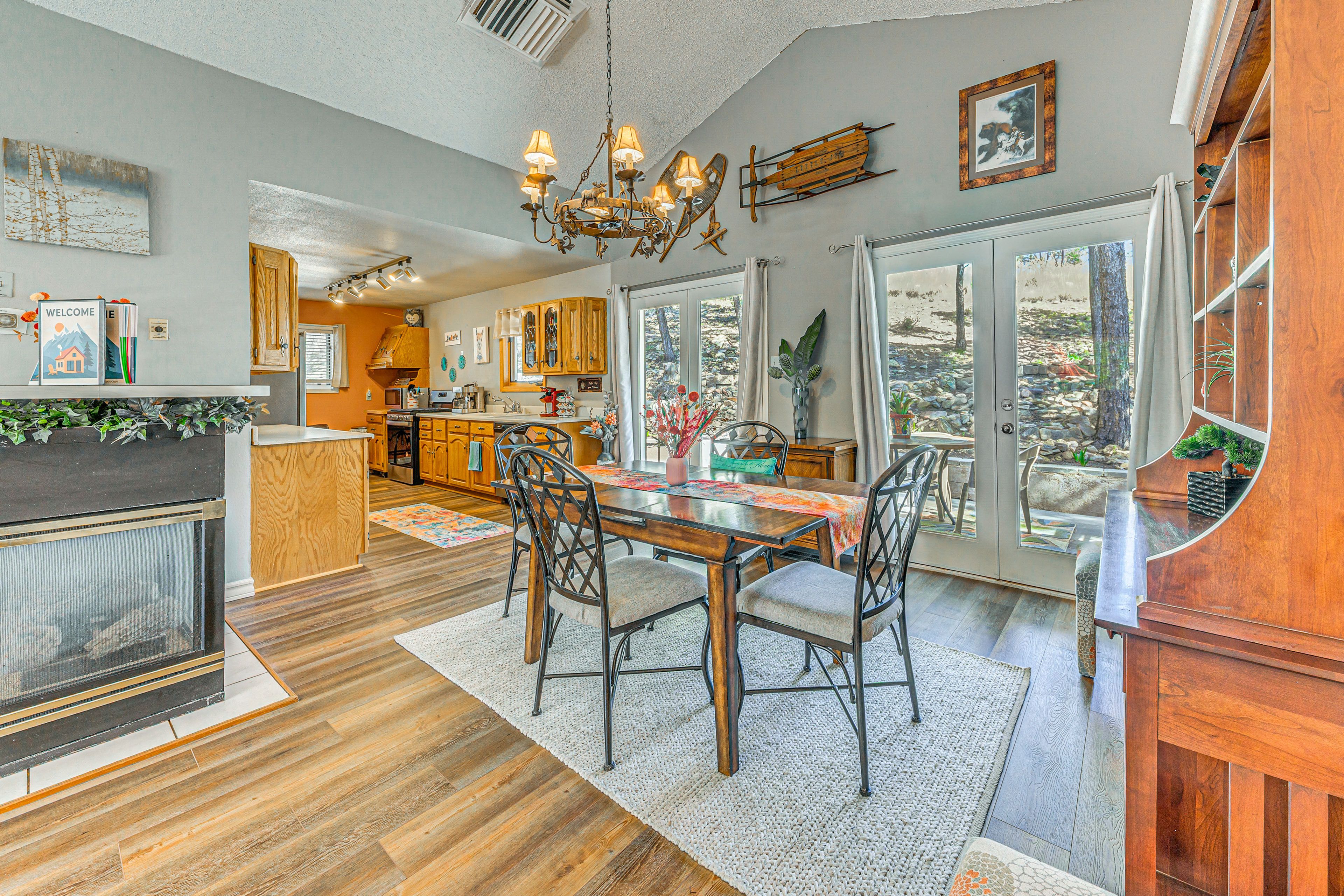 Dining Area | Free WiFi | Gas Fireplace | Turkey Roaster | Stock Pot | Crockpot