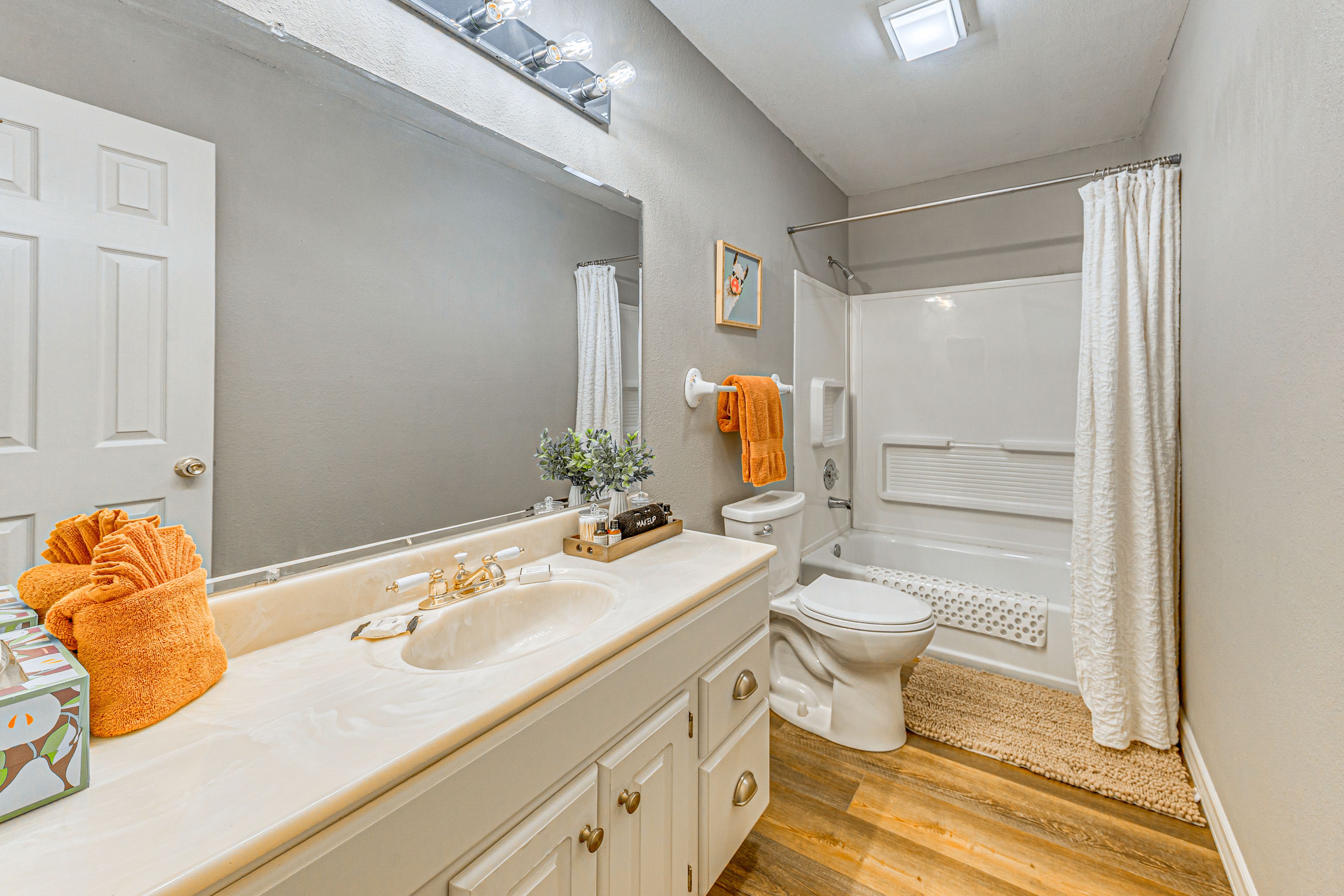 En-Suite Bathroom | Linens & Towels | Main Level