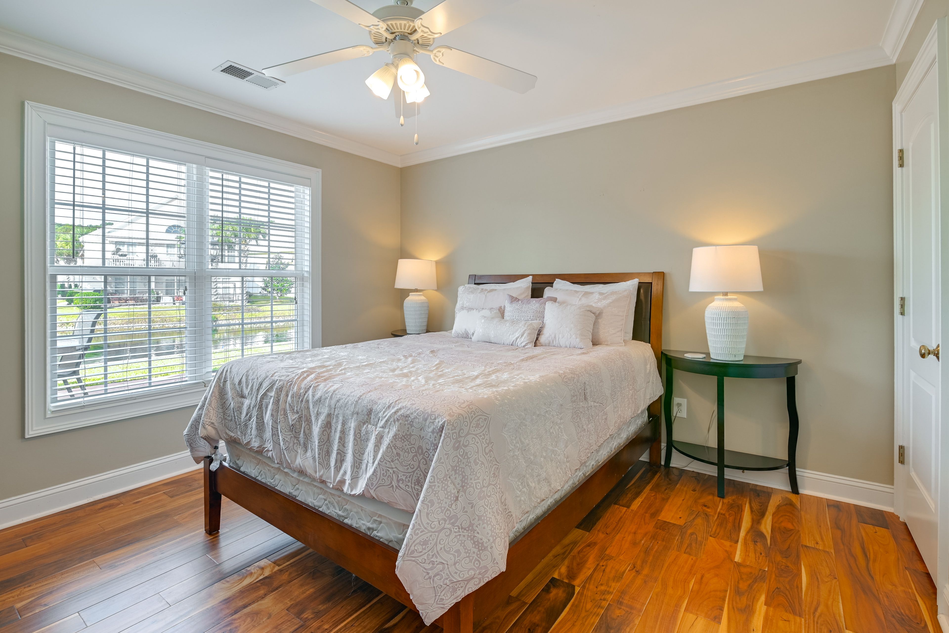 Bedroom 1 | Queen Bed | 1st Floor