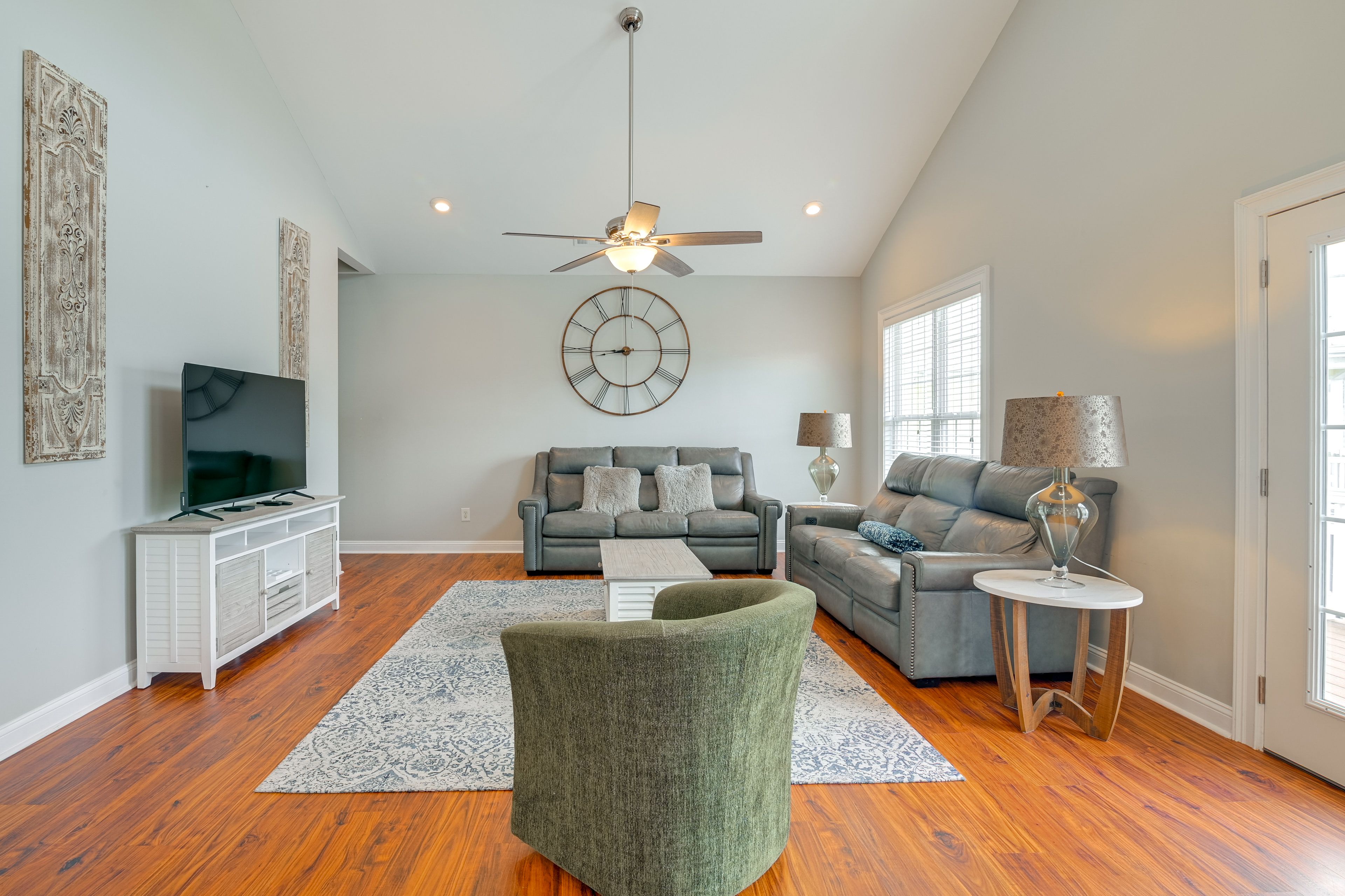 Living Room | Smart TV | Deck Access | Free WiFi | 2nd Floor