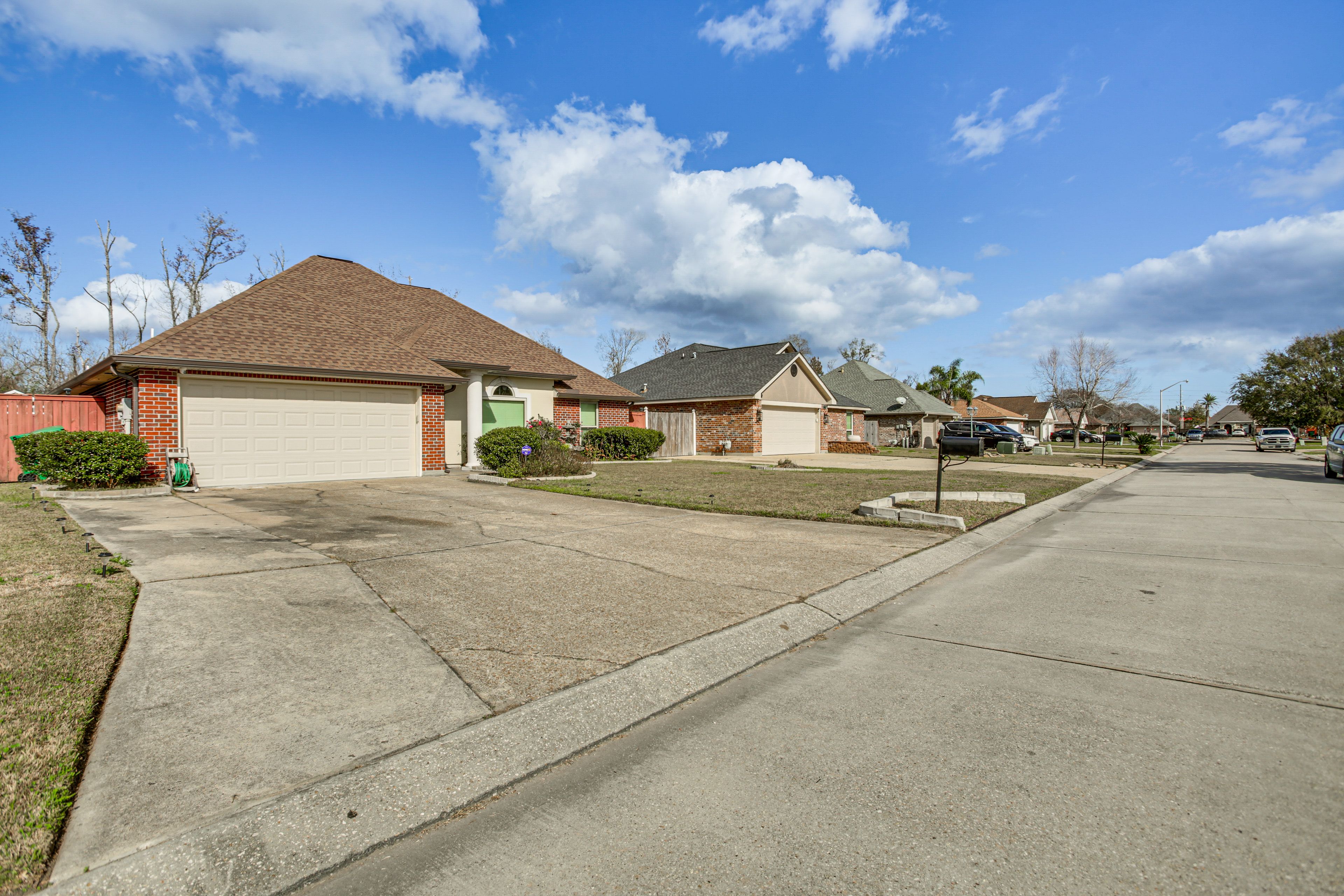Parking | Driveway (4 Vehicles)