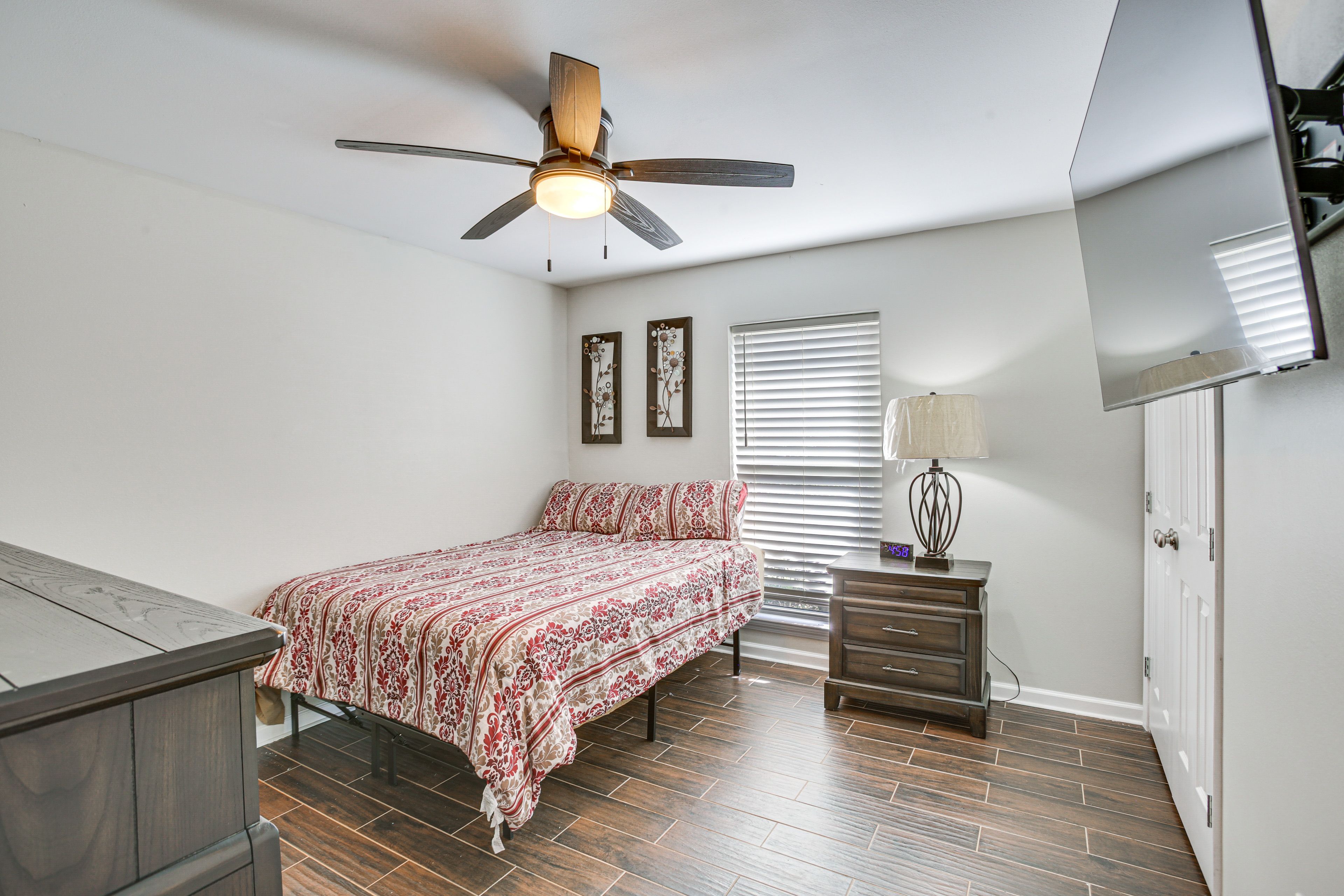 Bedroom 3 | Queen Bed | Flat-Screen TV