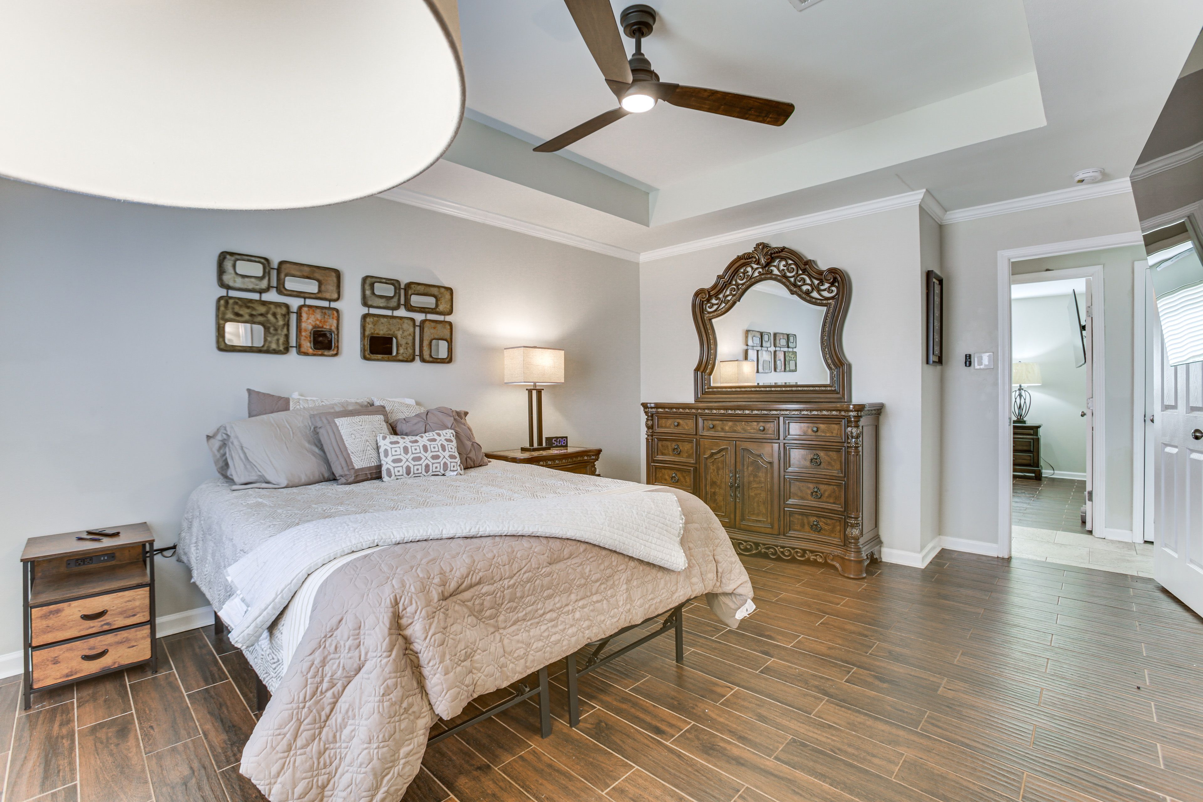 Bedroom 1 | Queen Bed | Flat-Screen TV | En-Suite Bathroom