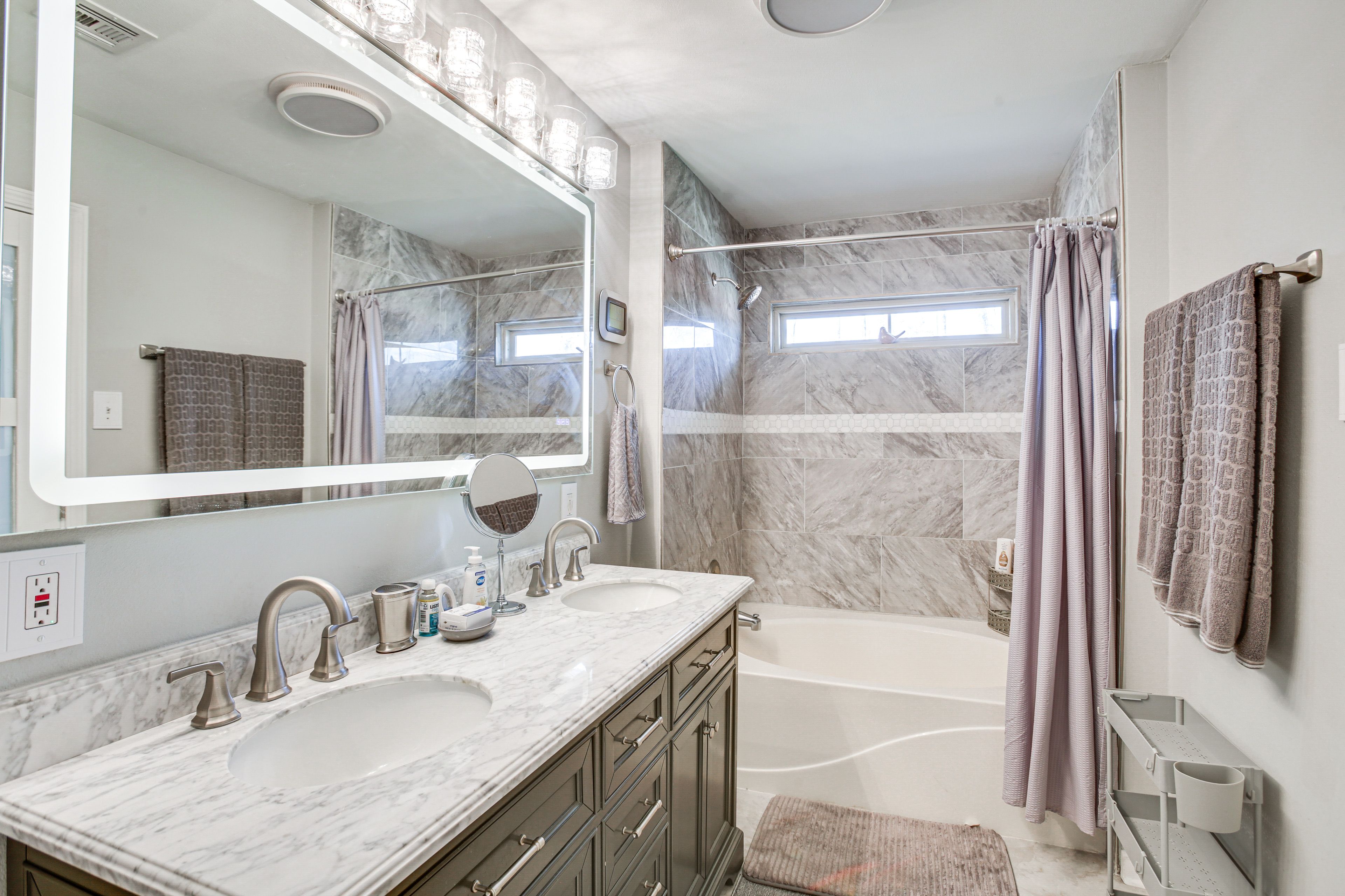 En-Suite Bathroom | Towels & Linens Provided
