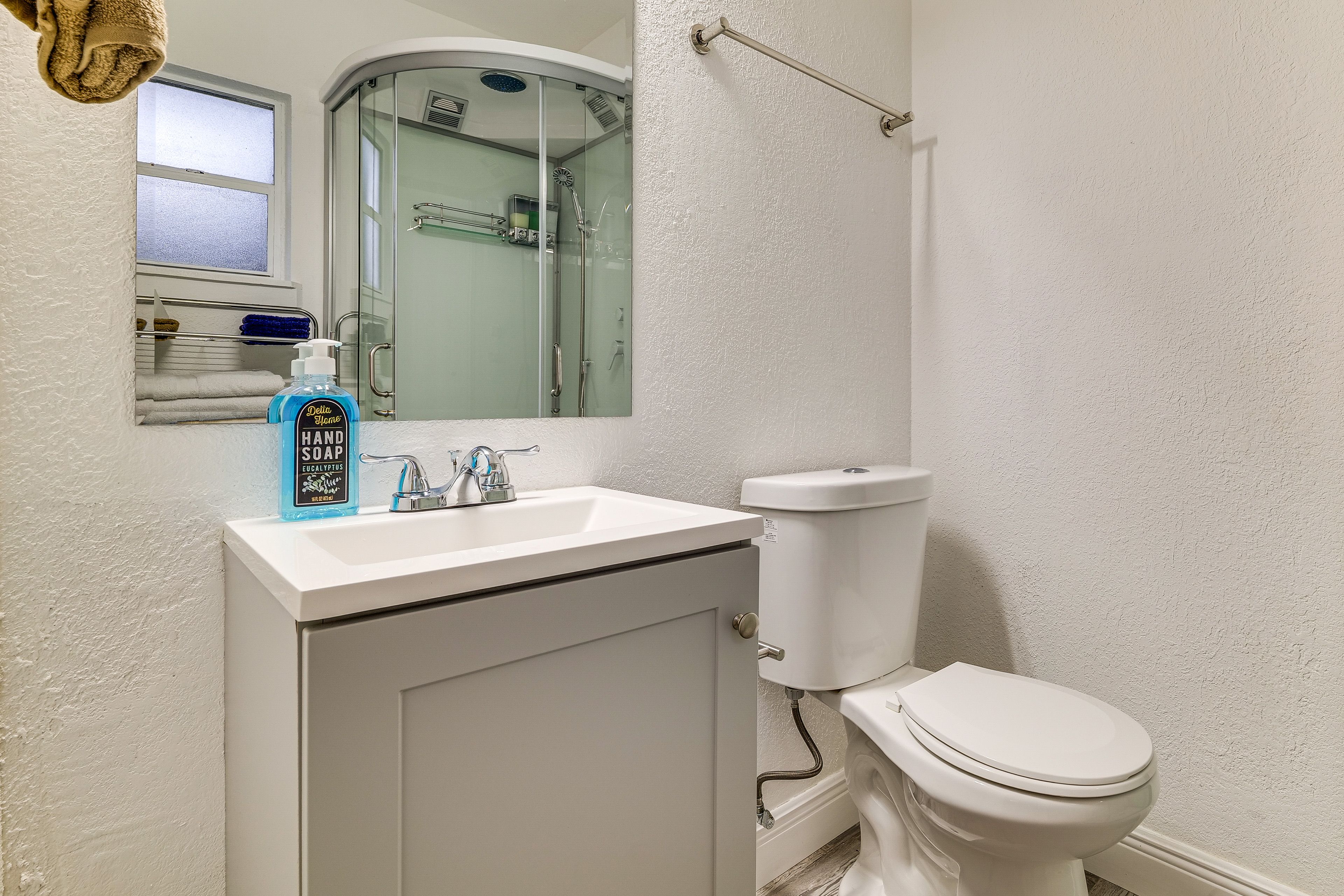 Full Bathroom | Towels Provided