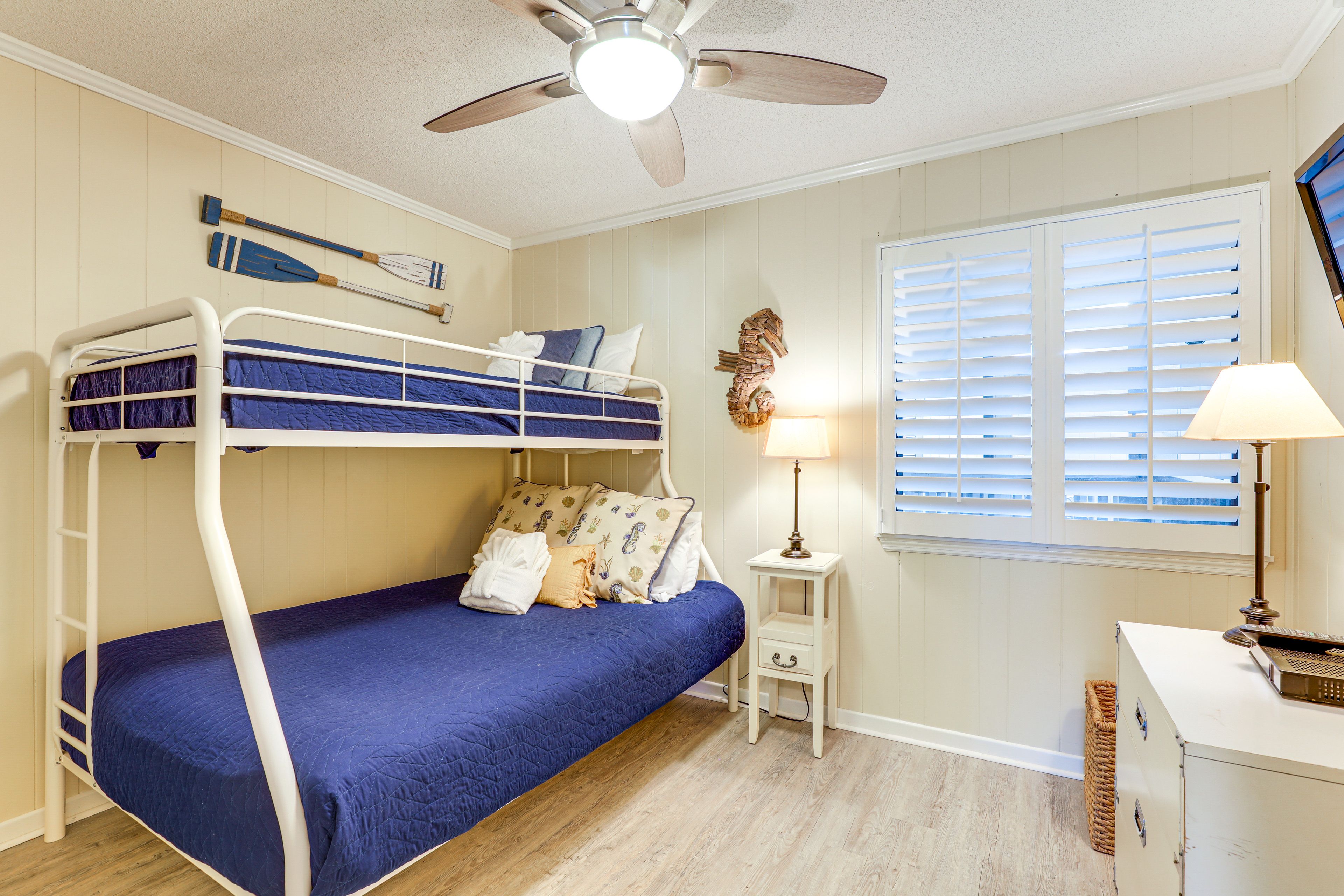 Bedroom 2 | Twin/Queen Bunk Bed
