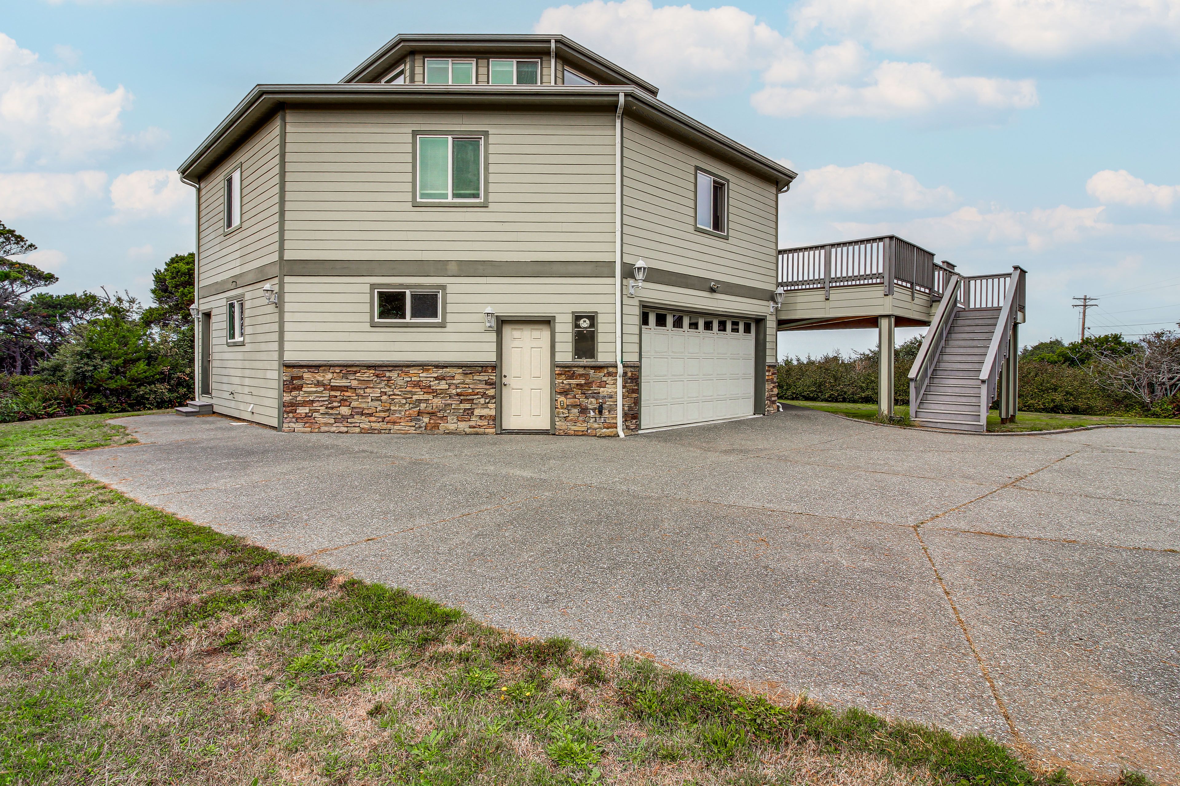 Parking | Driveway (4 Vehicles) | RV/Trailer Parking Available