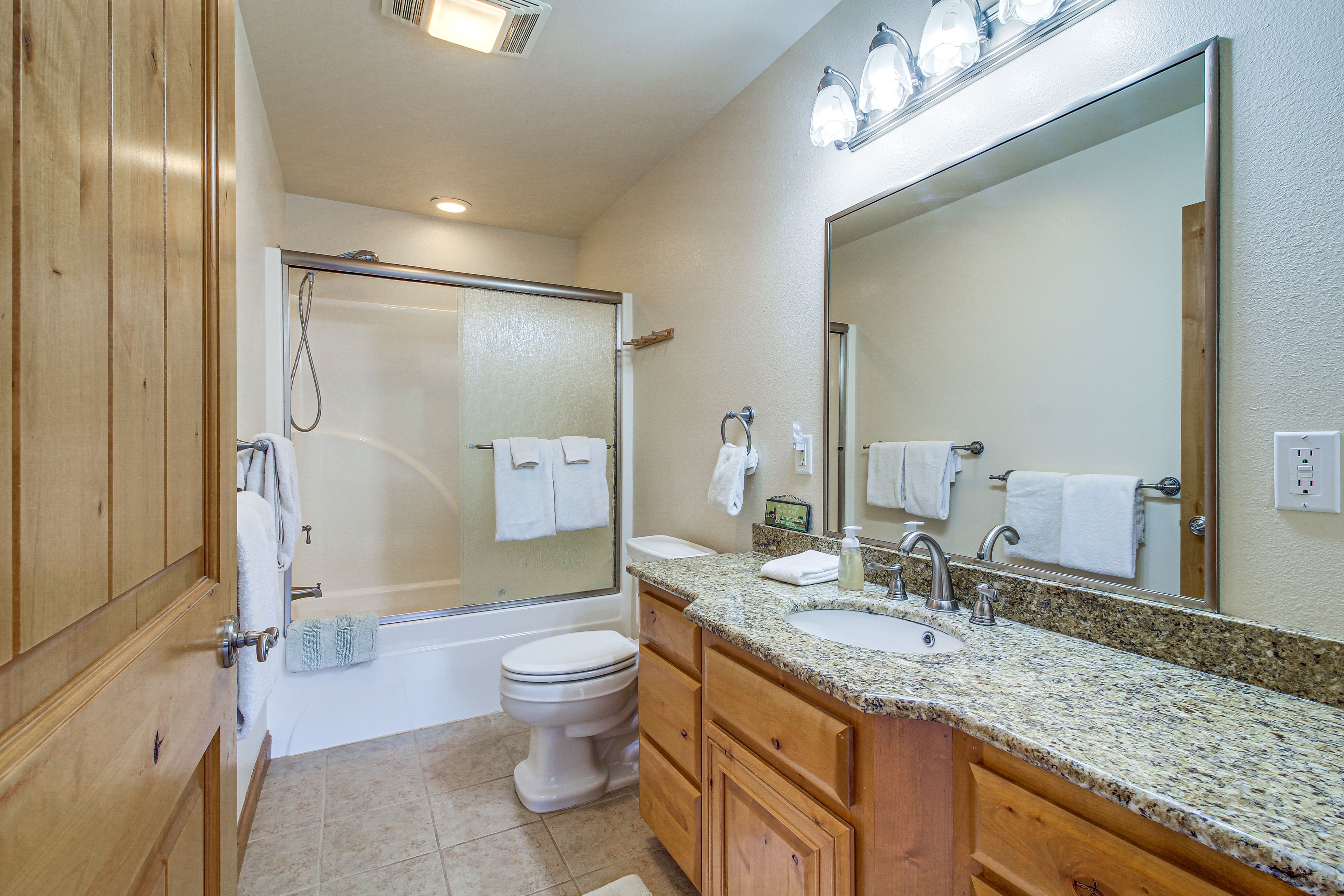 Full Bathroom | Main Level | Towels Provided