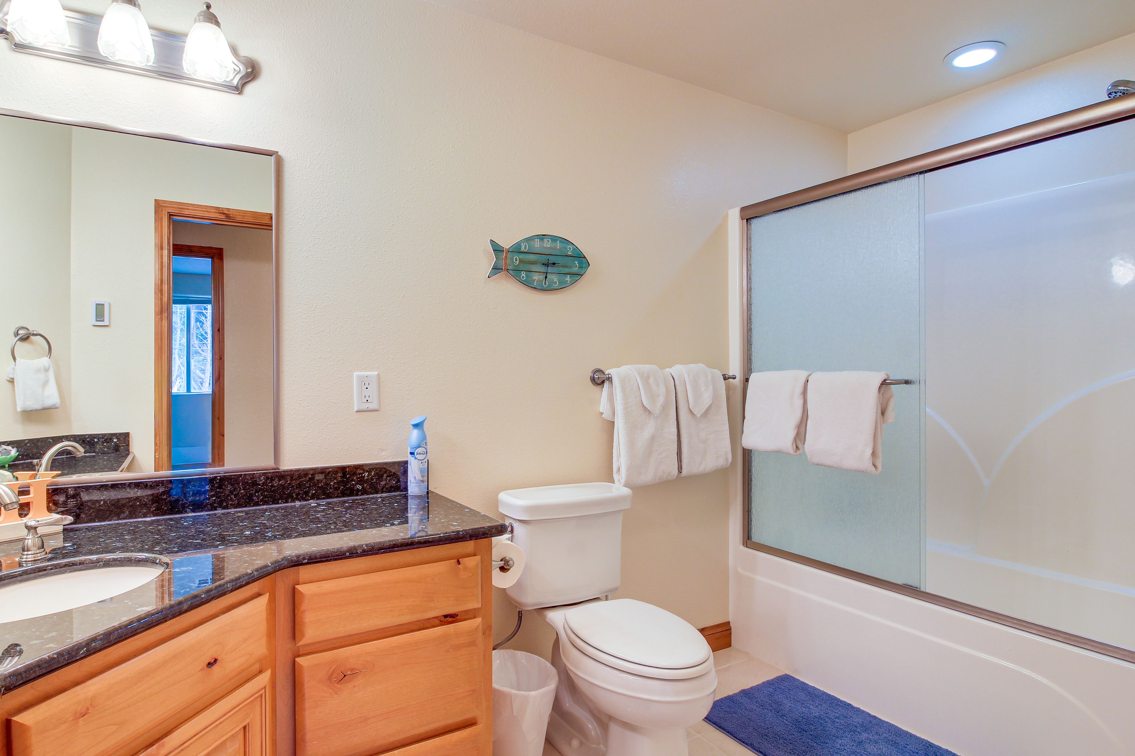 Full Bathroom | Main Level | Complimentary Toiletries