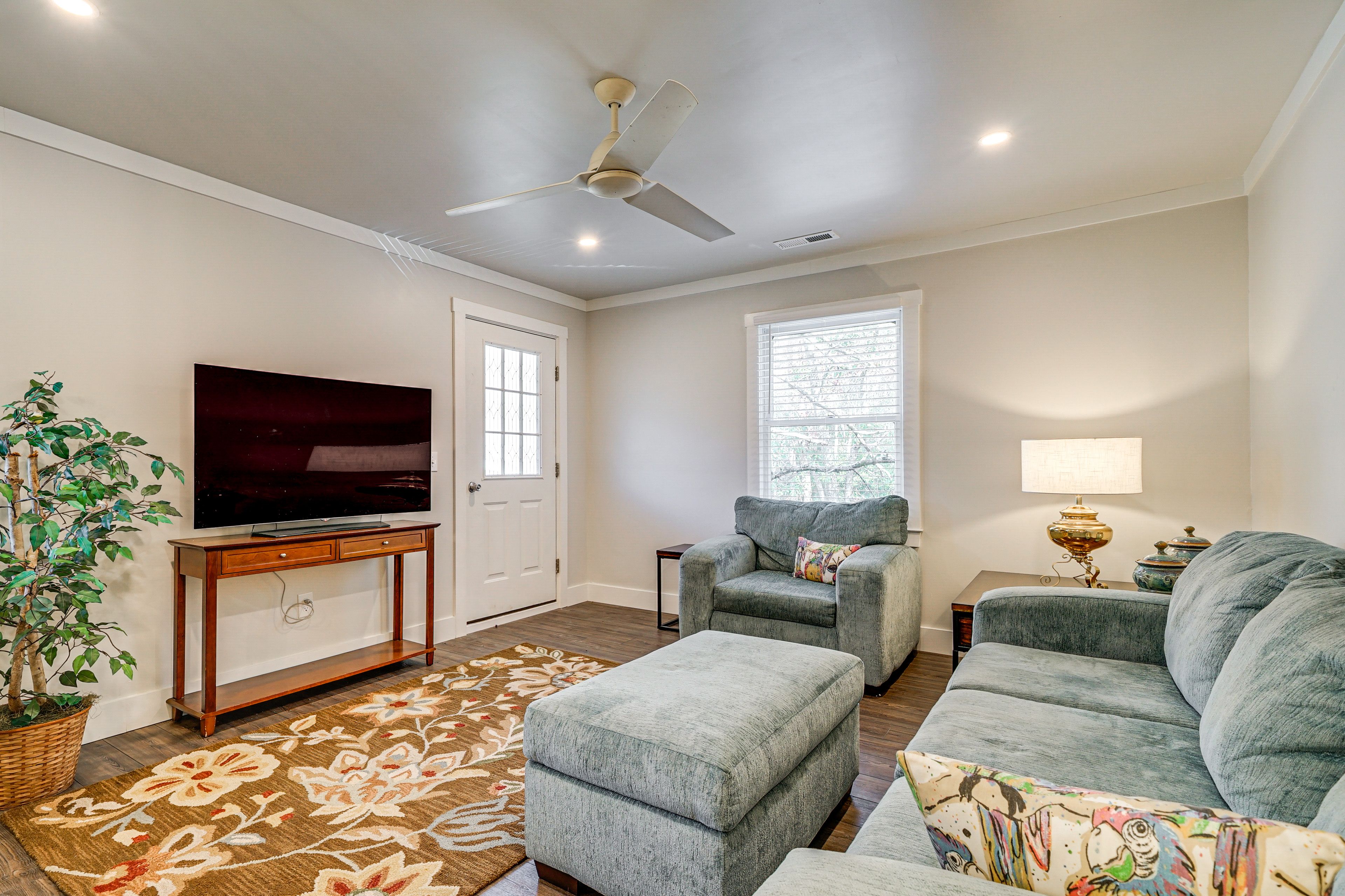 Living Room | Free WiFi | Smart TV