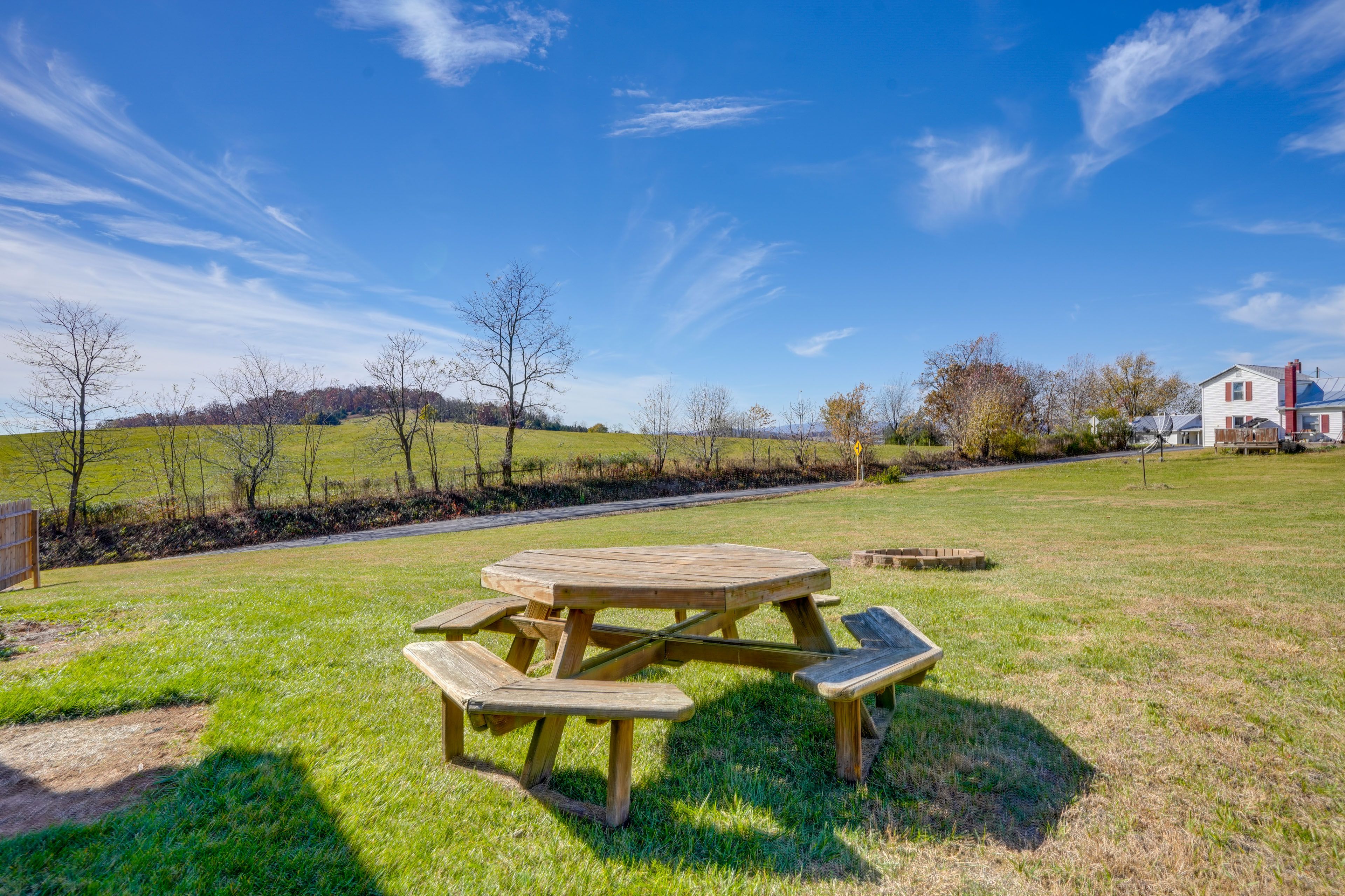 Outdoor Dining Area | Self Check-In | 23 Mi to Shenandoah National Park