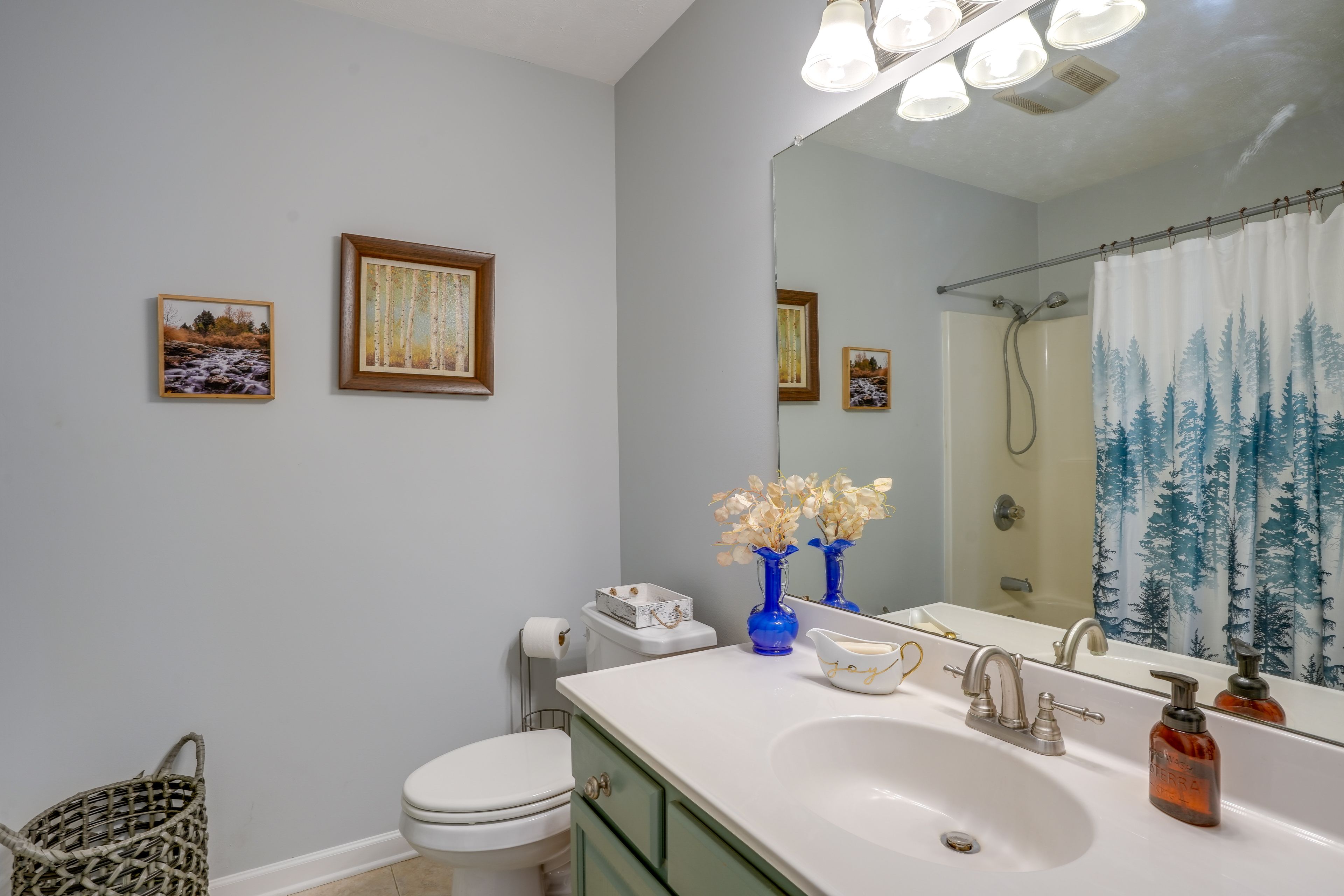 Full Bathroom | Complimentary Toiletries | Hair Dryer