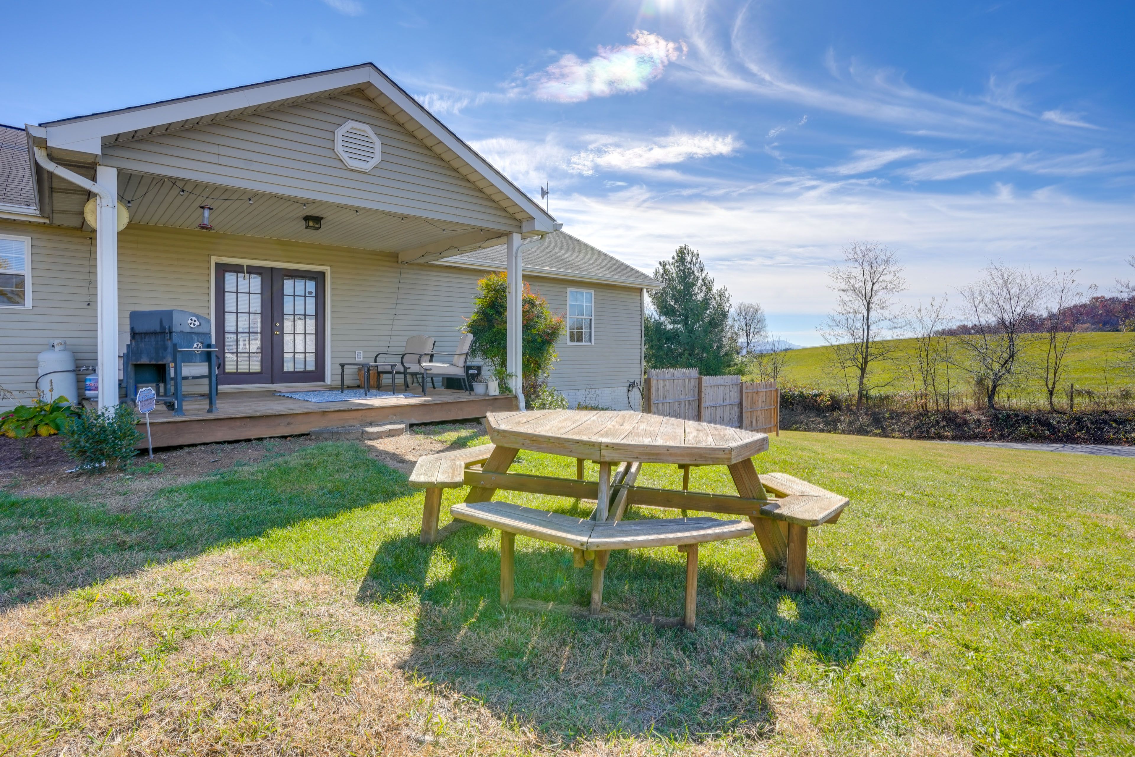 Backyard | Outdoor Dining Area