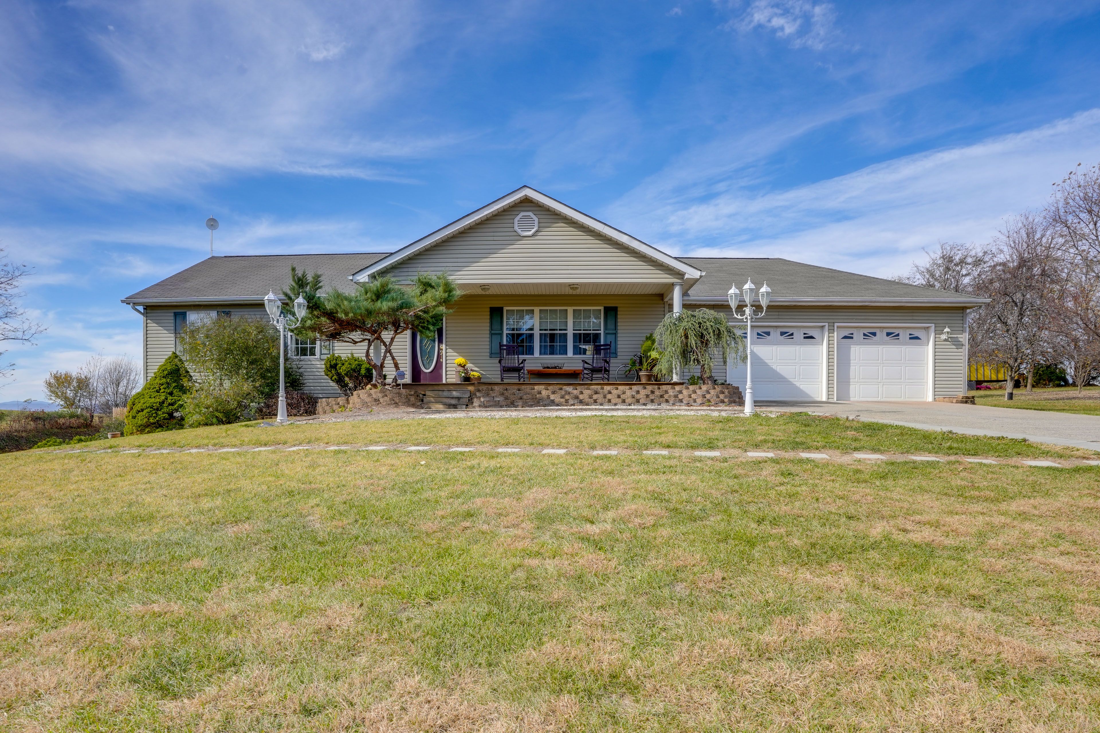 Timberville Vacation Rental | 2BR | 2BA | 1,325 Sq Ft | 4 Steps Required