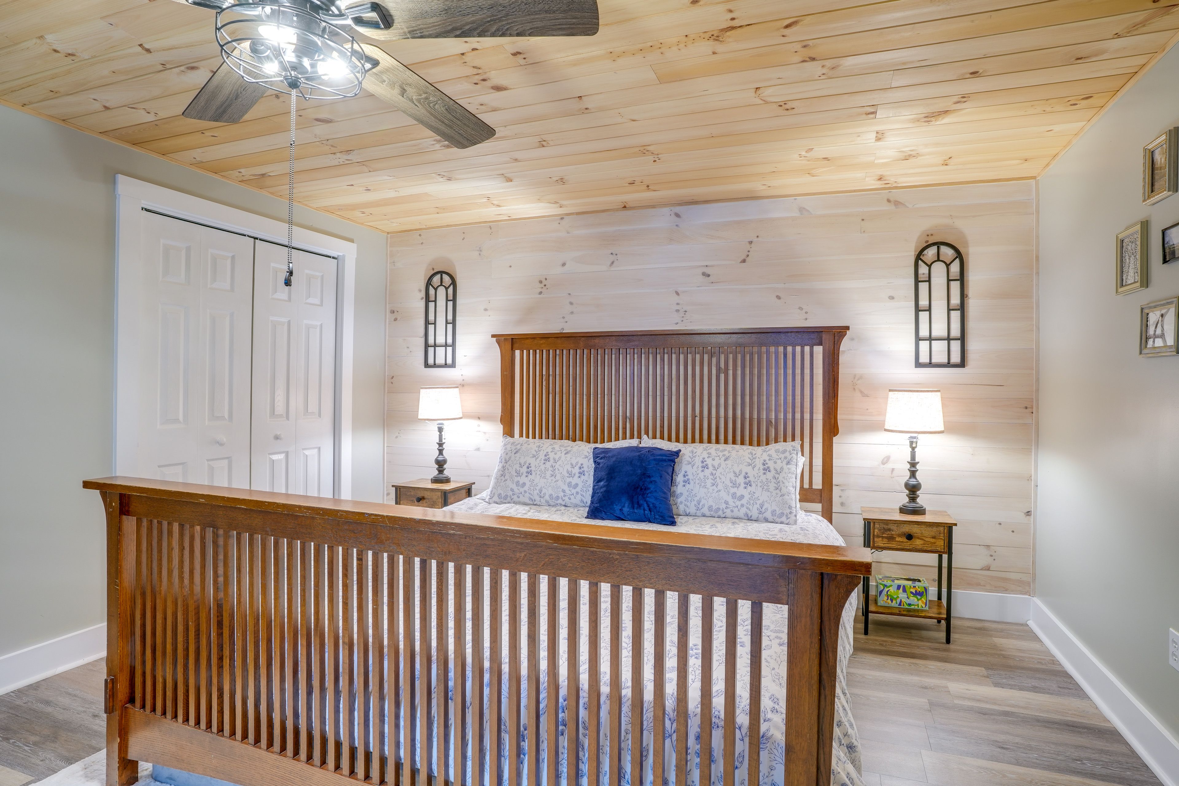 Bedroom | King Bed | Office Desk | Linens Provided