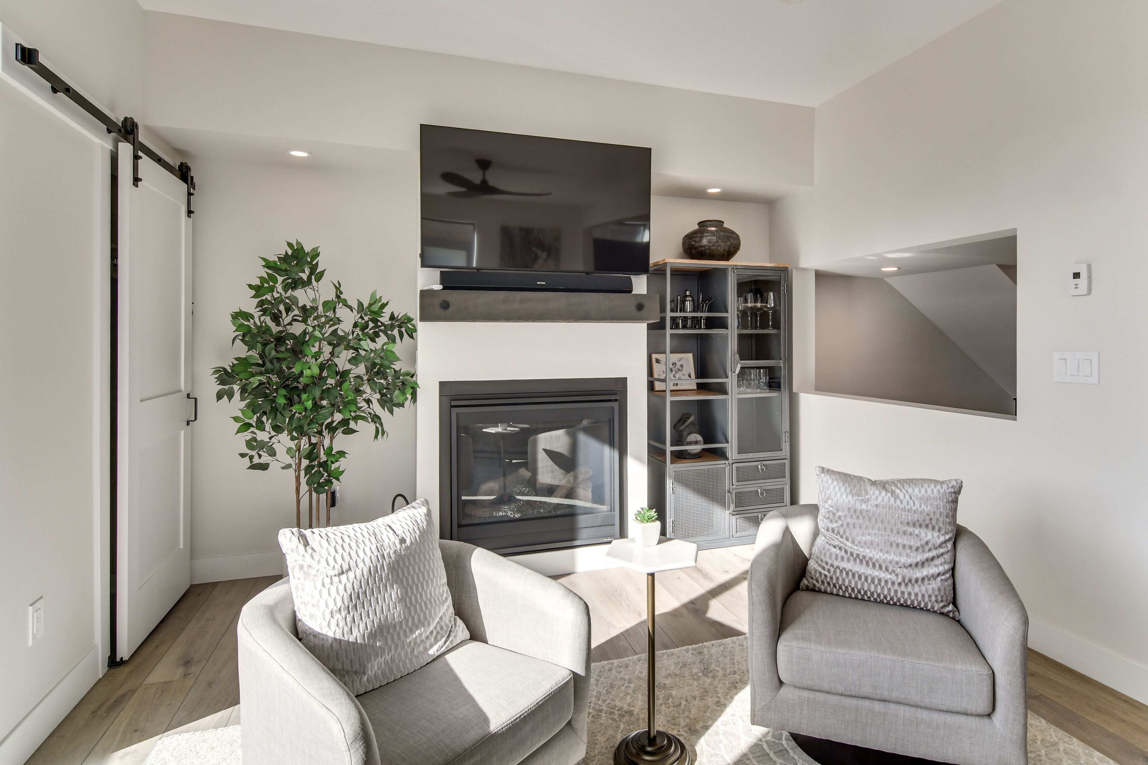 Living Room | Free WiFi | Smart TV | Central Heat | Fireplace | 1st Floor