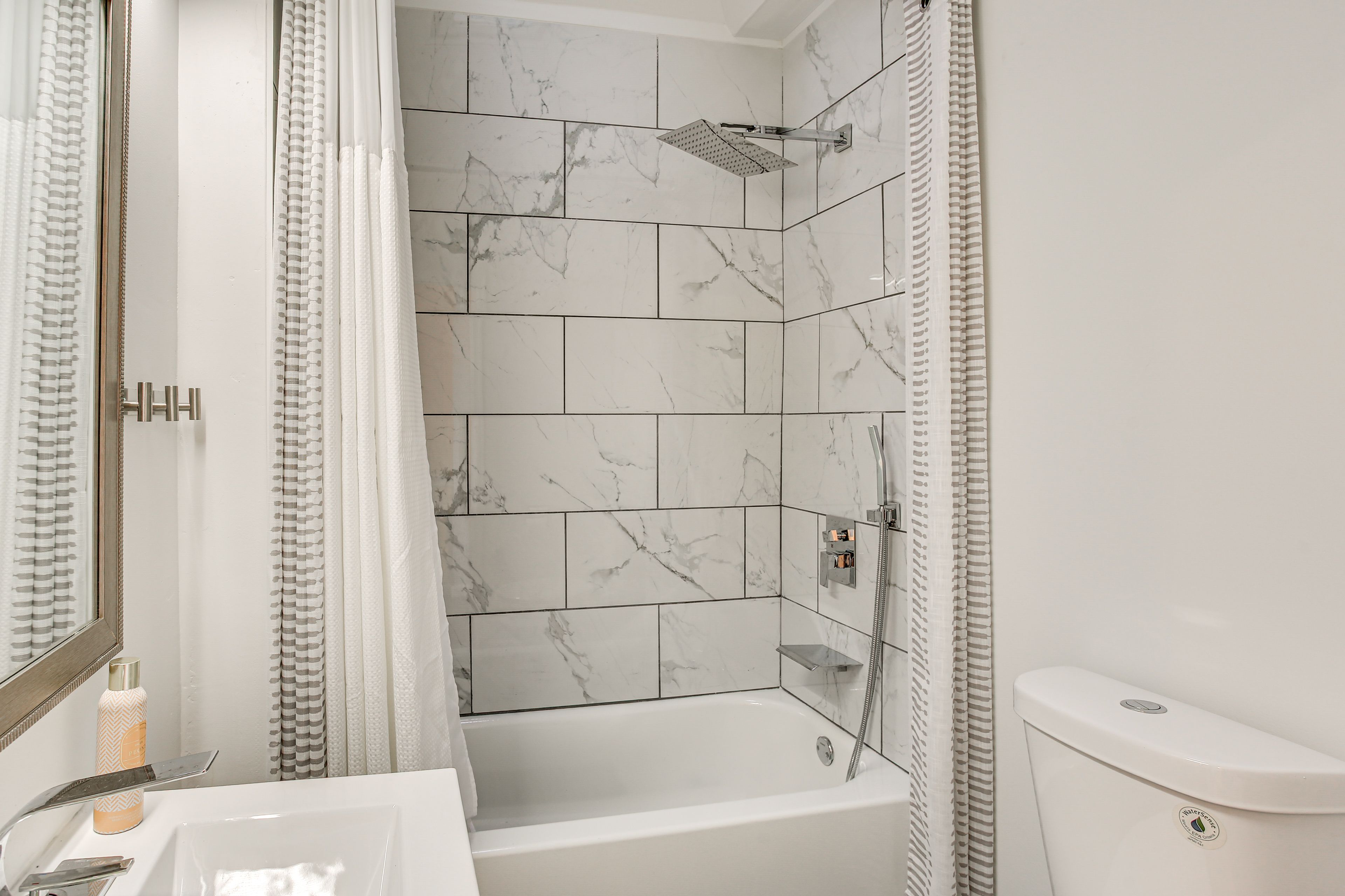 Full Bathroom | 2nd Floor | Towels Provided | Complimentary Toiletries