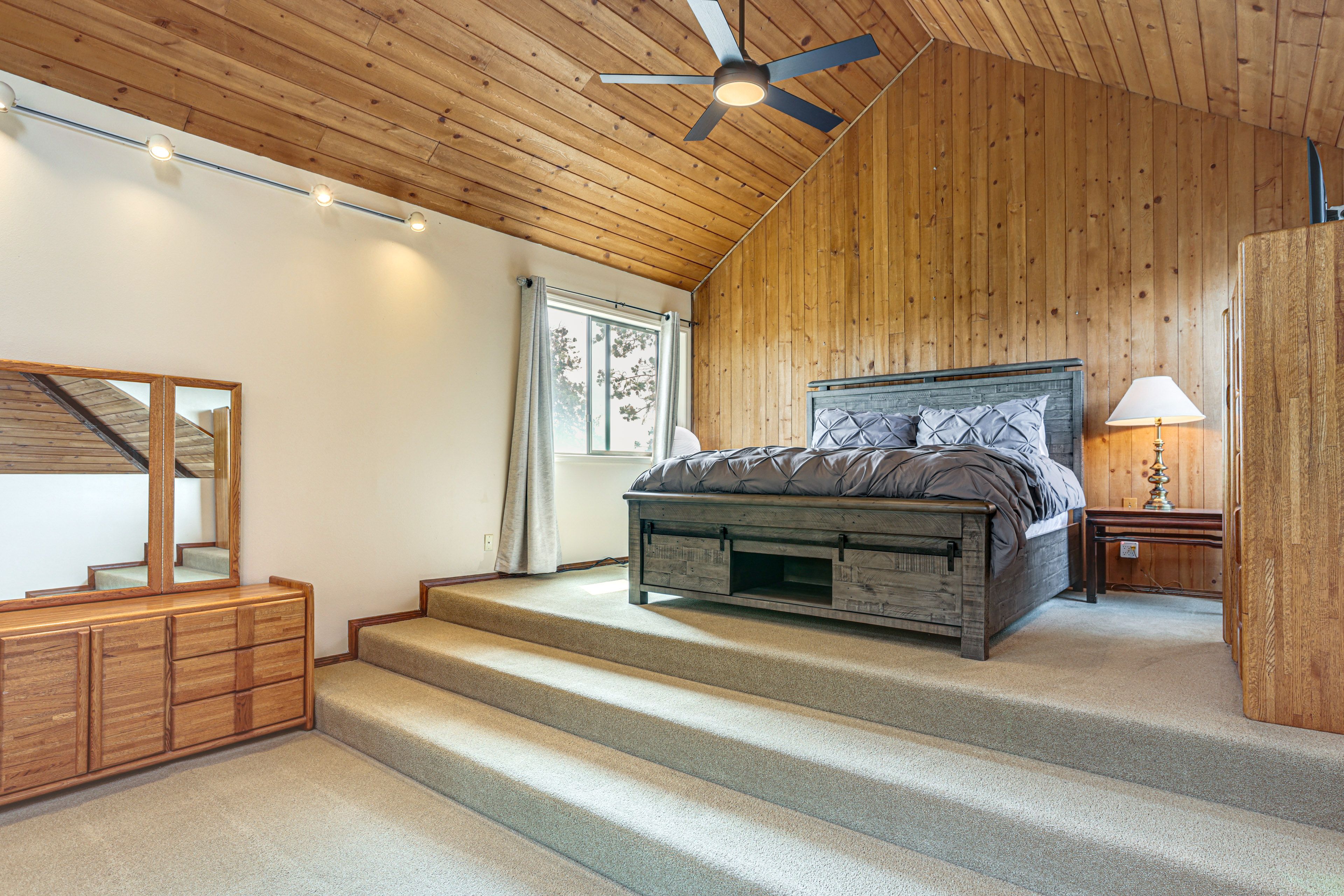 Bedroom 1 | King Bed | 2nd Floor