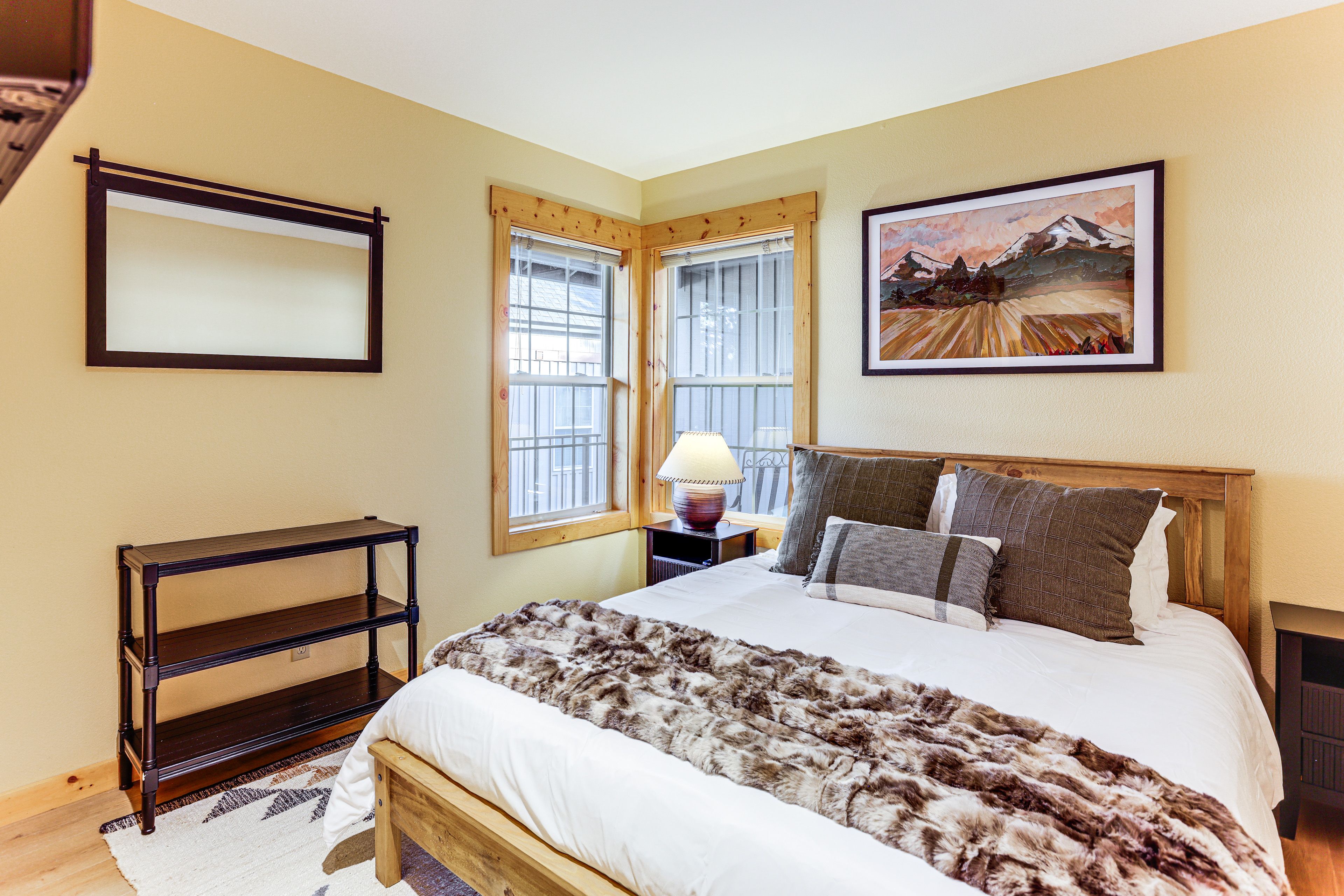 Bedroom 1 | Queen Bed | 1st Floor