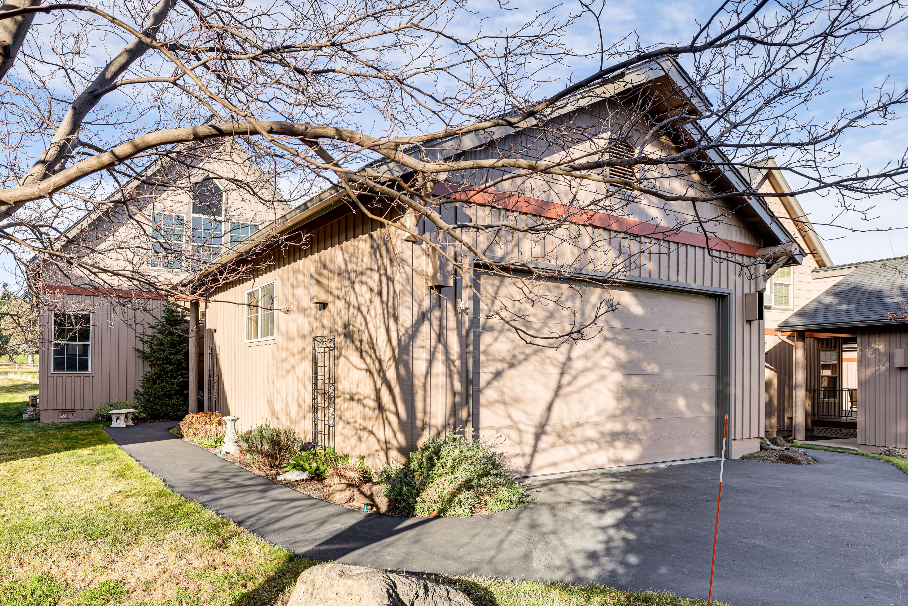 Parking | Driveway (3 Vehicles)